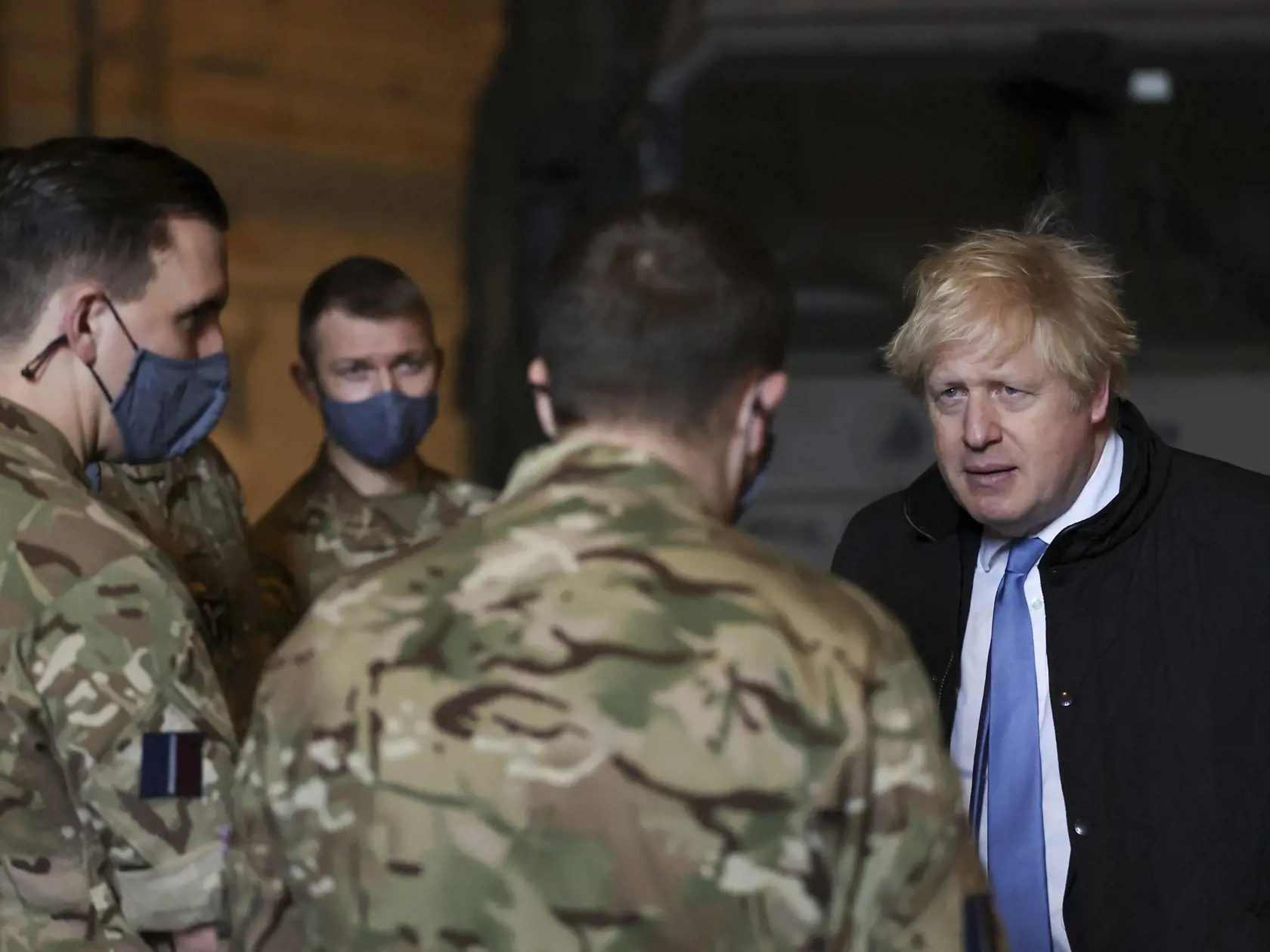 JB 2 Waddington - Britský premiér Boris Johnson (vpravo) počas návštevy leteckej základne Kráľovských vzdušných síl v anglickom meste  Waddington 17. februára 2022. FOTO TASR/AP 

British Prime Minister Boris Johnson, right, visits the Royal Air Force Station Waddington, in Waddington, Lincolnshire, England, Thursday, Feb. 17, 2022. (Carl Recine/Pool Photo via AP)