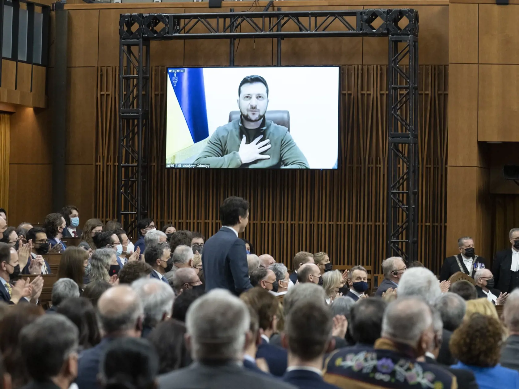 PK 14 Ottawa - Ukrajinský prezident Volodymyr Zelenskyj (na obrazovke) sa prihovára kanadskému premiérovi Justinovi Trudeauovi (stojaci uprostred) a poslancom kanadského parlamentu v Ottawe v utorok 15. marca 2022. FOTO TASR/AP

Ukrainian President Volodymyr Zelenskyy places his hand on his chest as he listens to Canadian Prime Minister Justin Trudeau deliver opening remarks before addressing the Canadian parliament, Tuesday, March 15, 2022 in Ottawa. (Adrian Wyld /The Canadian Press via AP)