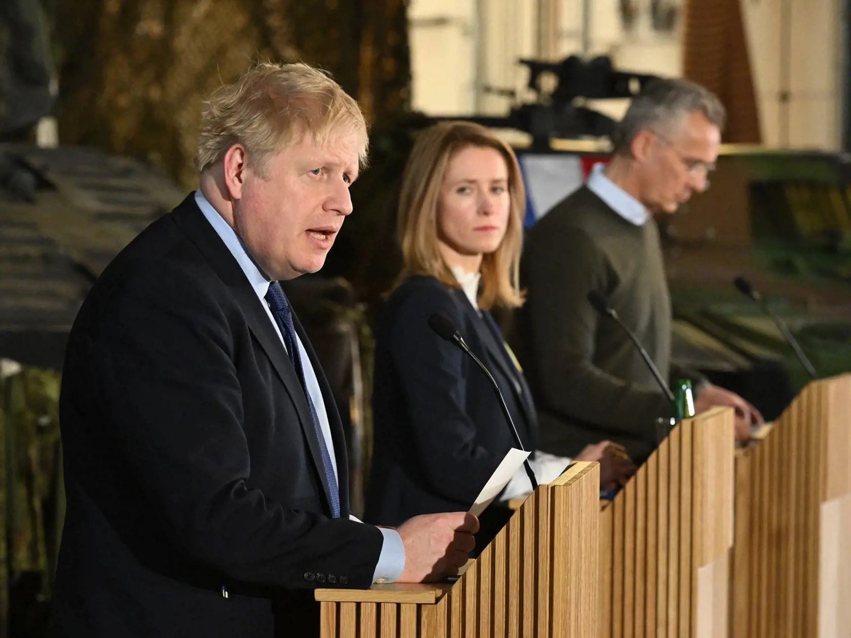 PK 35 Tallinn - Na snímke zľava britský premiér Boris Johnson, estónska premiérka Kaja Kallasová a generálny tajomník NATO Jens Stoltenberg počas spoločnej tlačovej konferencie po ich rozhovoroch o ruskej invázii na Ukrajine na leteckej základni v Tallinne v utorok 1. marca 2022. FOTO TASR/AP

Britain's Prime Minister Boris Johnson speaks during a joint press conference with Prime Minister of Estonia Kaja Kallas and Jens Stoltenberg, Secretary General of NATO, after their talks regarding the inv