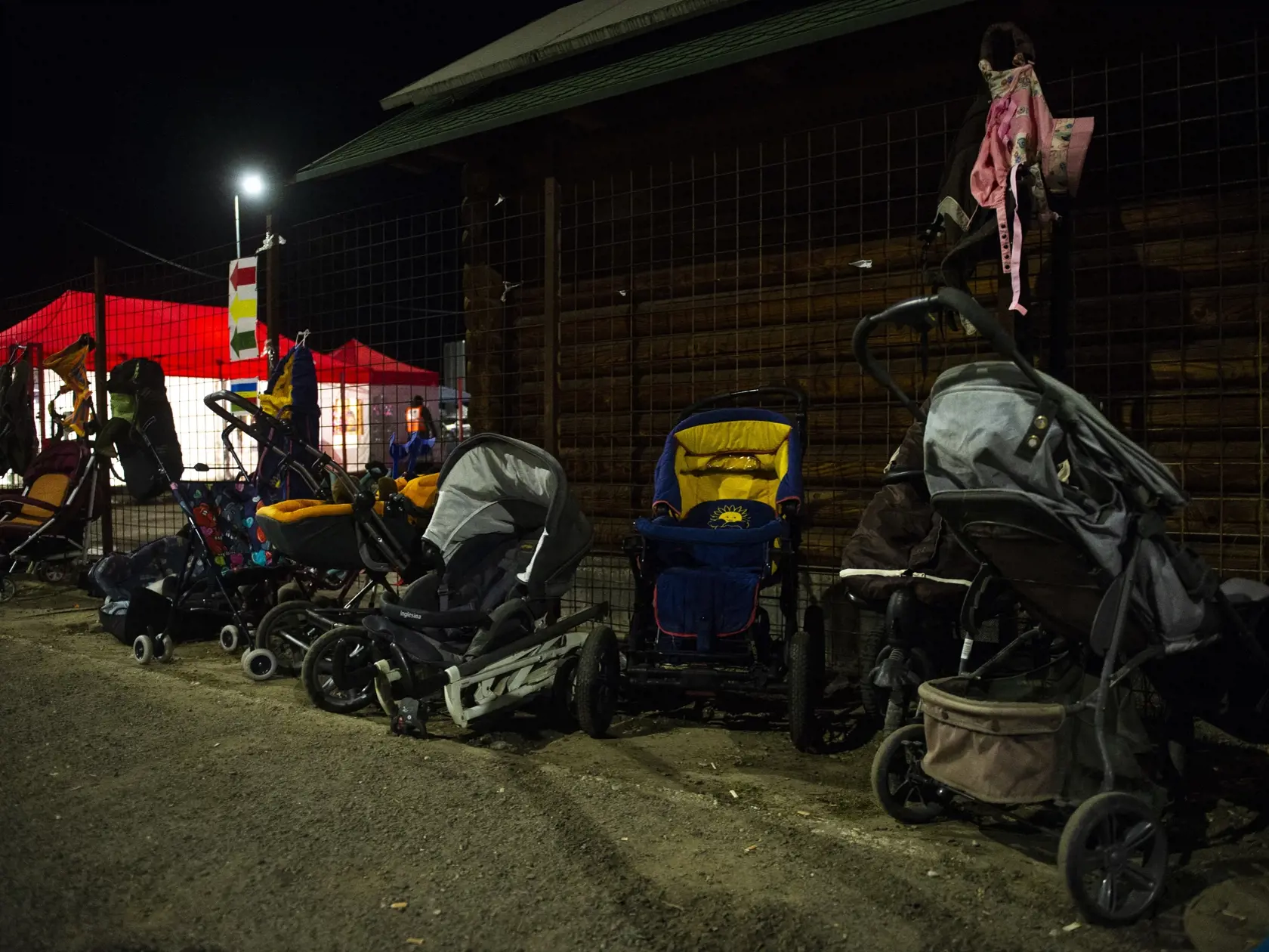 Na snímke detské kočíky na slovensko-ukrajinskom hraničnom priechode v obci Vyšné Nemecké, okres Sobrance  v sobotu 12. marca 2022. FOTO TASR - Jakub Kotian