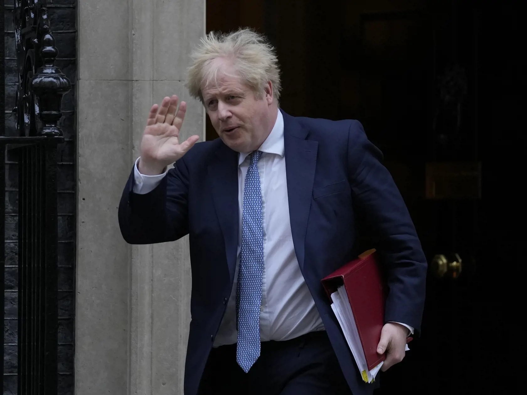 PK 34 Londýn - Britský premiér Boris Johnson opúšťa svoje sídlo na Downing Street a mieri do parlamentu v Londýne v stredu 2. februára 2022. Johnson v stredu telefonoval s ruským prezidentom Vladimirom Putinom. Počas rozhovoru sa dohodli, že budú pracovať na "mierovom riešení" ukrajinskej krízy. FOTO TASR/AP

Britain's Prime Minister Boris Johnson leaves 10 Downing Street for the House of Commons for his weekly Prime Minister's Questions in London, Wednesday, Feb. 2, 2022. (AP Photo/Alastair Gra
