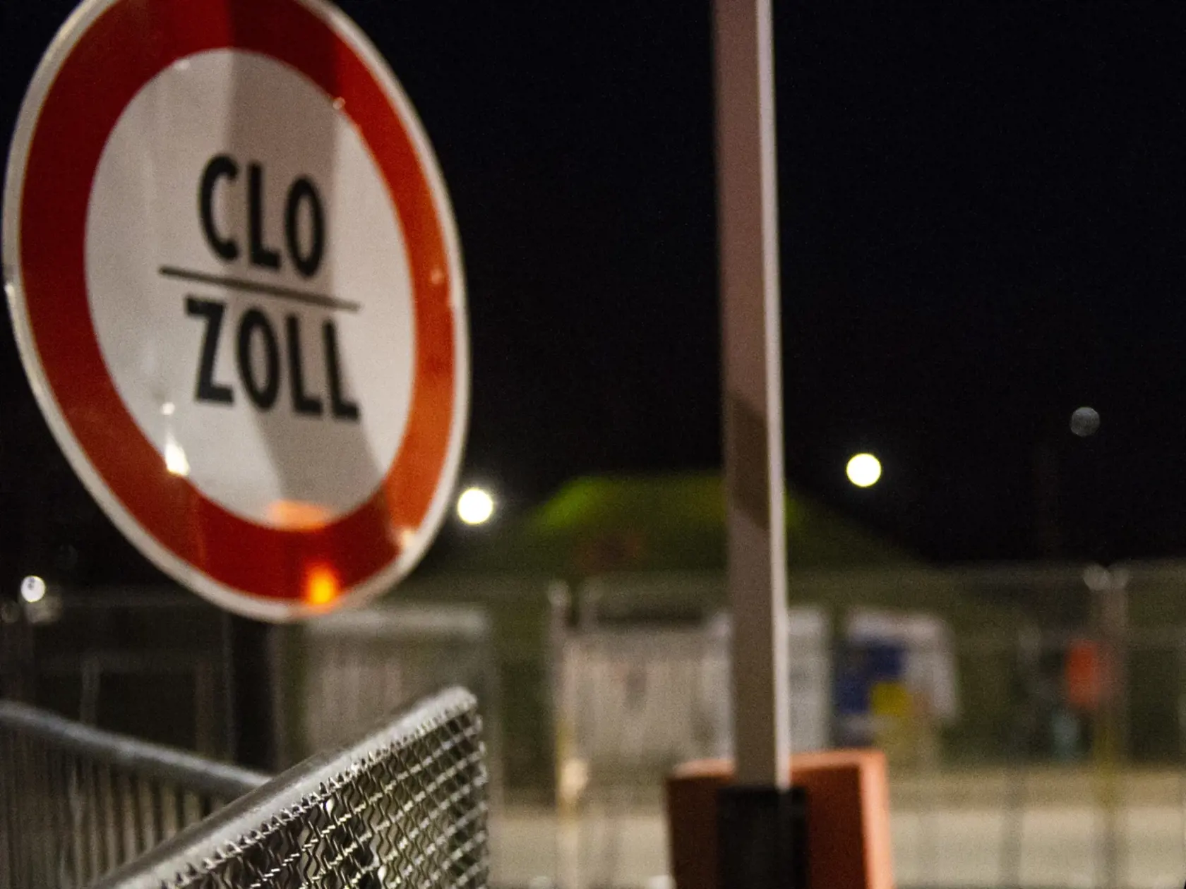 Na snímke utečenkyňa z Ukrajiny stojí pred tabuľou s nápisom CLO na slovensko-ukrajinskom hraničnom priechode v obci Vyšné Nemecké, okres Sobrance  v sobotu 12. marca 2022. FOTO TASR - Jakub Kotian