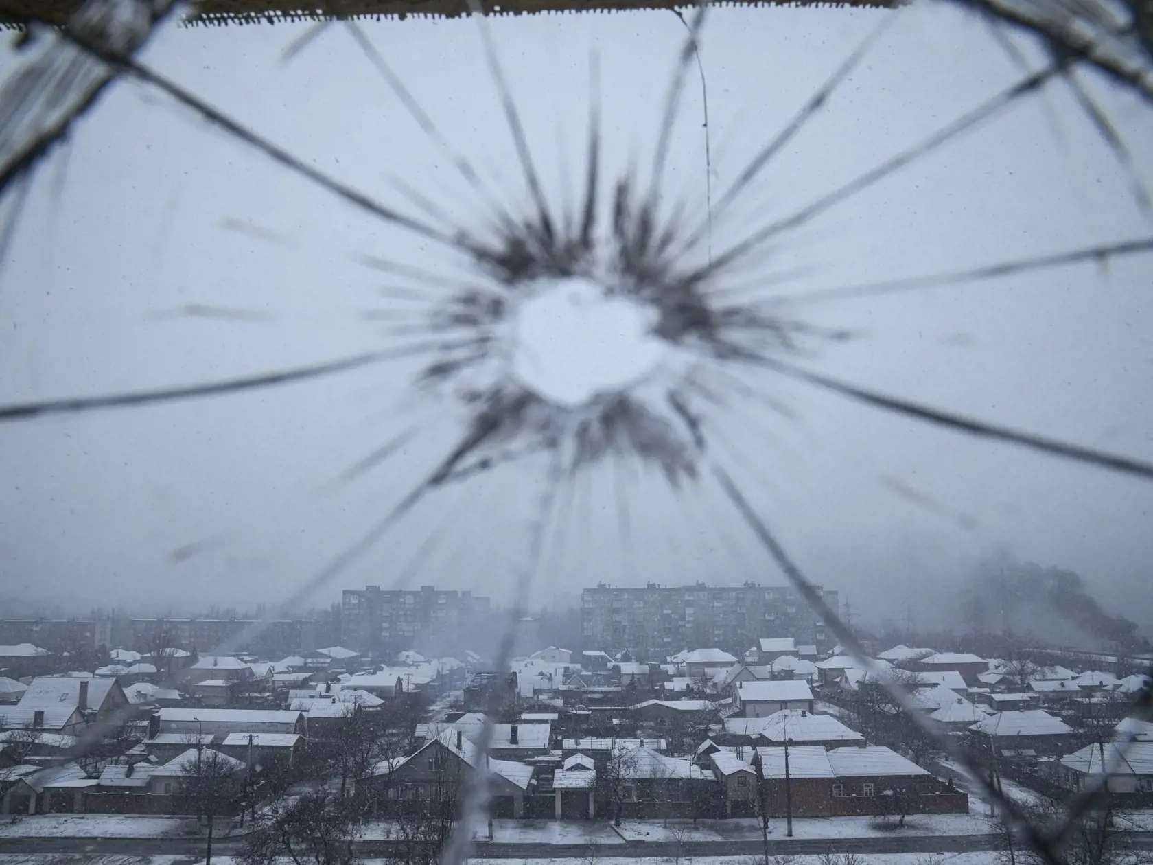 PK 73 Mariupoľ - Pohľad na mesto z okna nemocnice poškodeného streľbou v Mariupole vo štvrtok 3. marca 2022. FOTO TASR/AP

A view from a hospital window broken by shelling in Mariupol, Ukraine, Thursday, March 3, 2022. (AP Photo/Evgeniy Maloletka)