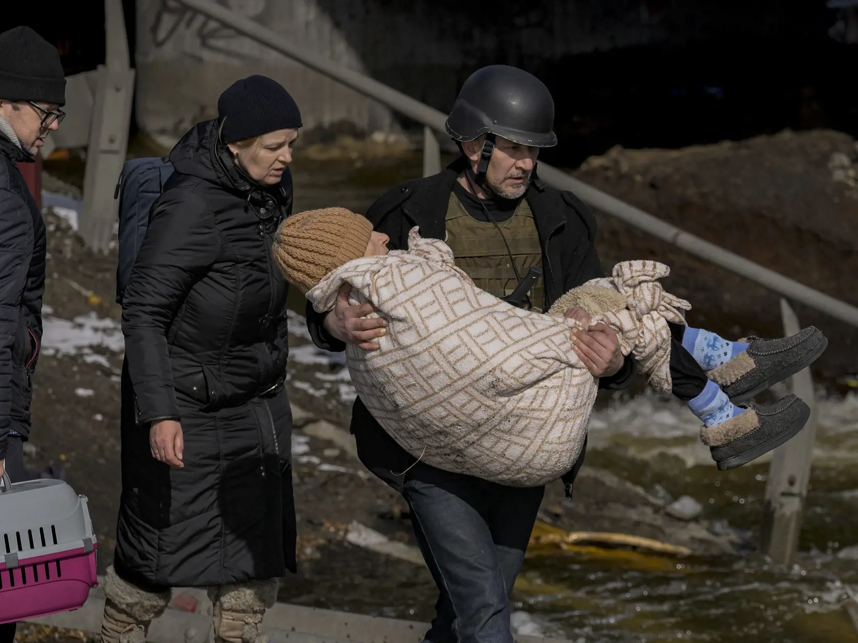 KK49 Kyjev - Muž nesie staršiu ženu počas evakuácie z mesta Irpiň pri Kyjeve v trinásty deň ruskej invázie na Ukrajine v utorok 8. marca 2022. FOTO TASR/AP


A man carries an elderly woman as people continue to leave Irpin, on the outskirts of Kyiv, Ukraine, Tuesday, March 8, 2022. Demands for ways to safety evacuate civilians have surged along with intensifying shelling by Russian forces, who have made significant advances in southern Ukraine but stalled in some other regions. Efforts to put in