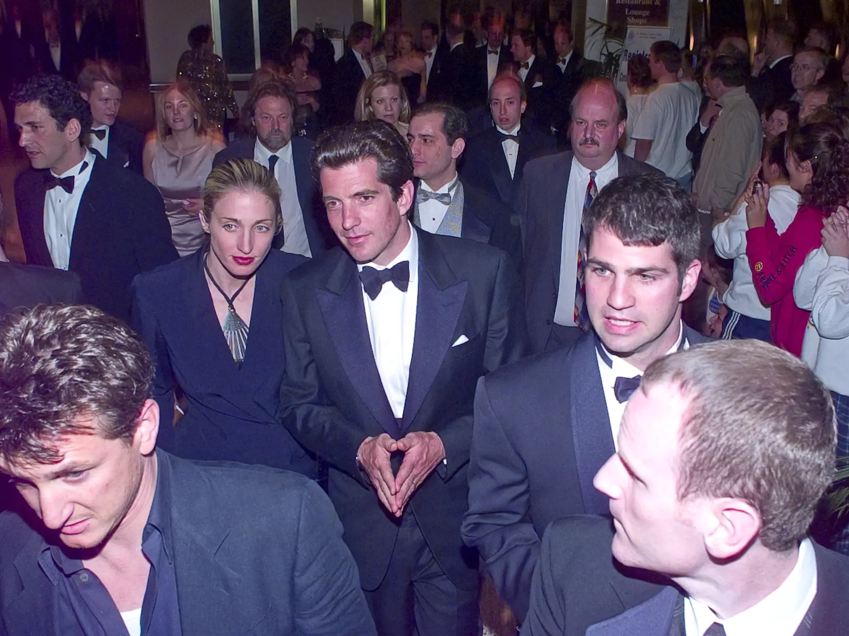 Romanu Tabák pri výbere šiat inšpiroval štýl obliekania Carolyn Bessette - tragicky zosnulej manželky Johna F. Kennedyho Jr., ktorá sa považovala za módnu ikonu.