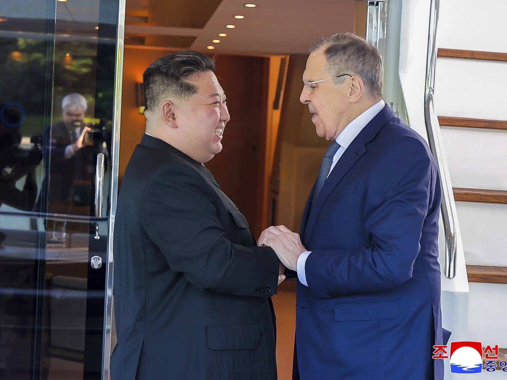 KK9 Wonsan - Ruský minister zahraničných vecí Sergej Lavrov (vpravo) a severokórejský vodca Kim Čong-un si podávajú ruky počas stretnutia v severokórejskom meste Wonsan 12. júla 2025. FOTO TASR/AP
In this photo provided by the North Korean government, its leader Kim Jong Un, left, and Russian Foreign Minister Sergey Lavrov shake hands in Wonsan, North Korea, Saturday, July 12, 2025. Independent journalists were not given access to cover the event depicted in this image distributed by the North Korean government. The content of this image is as provided and cannot be independently verified. Korean language watermark on image as provided by the source reads: "KCNA," which is the abbreviation for Korean Central News Agency. (Korean Central News Agency/Korea News Service via AP)