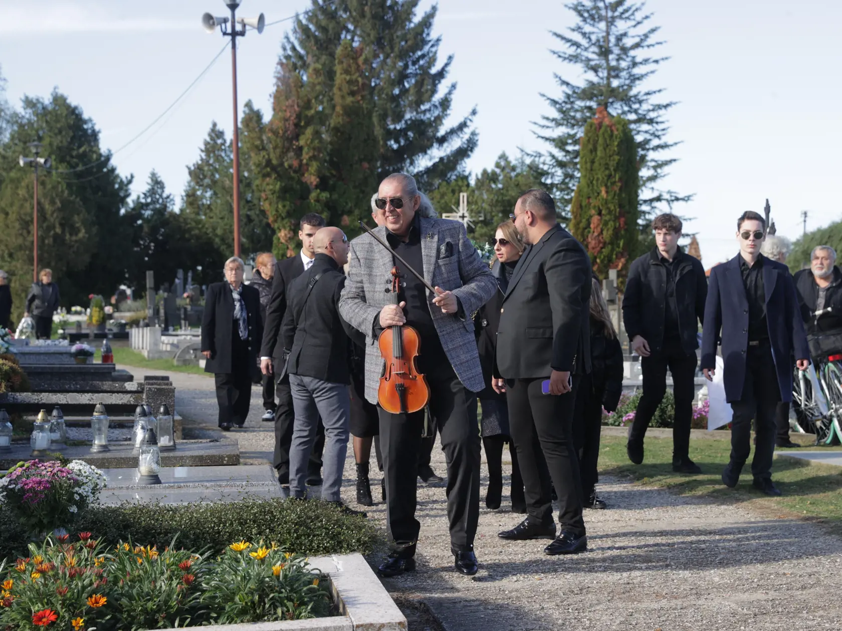 Posledná rozlúčka s hudobníkom Ľubom Virágom (†68), ktorý náhle zomrel pred pár dňami.