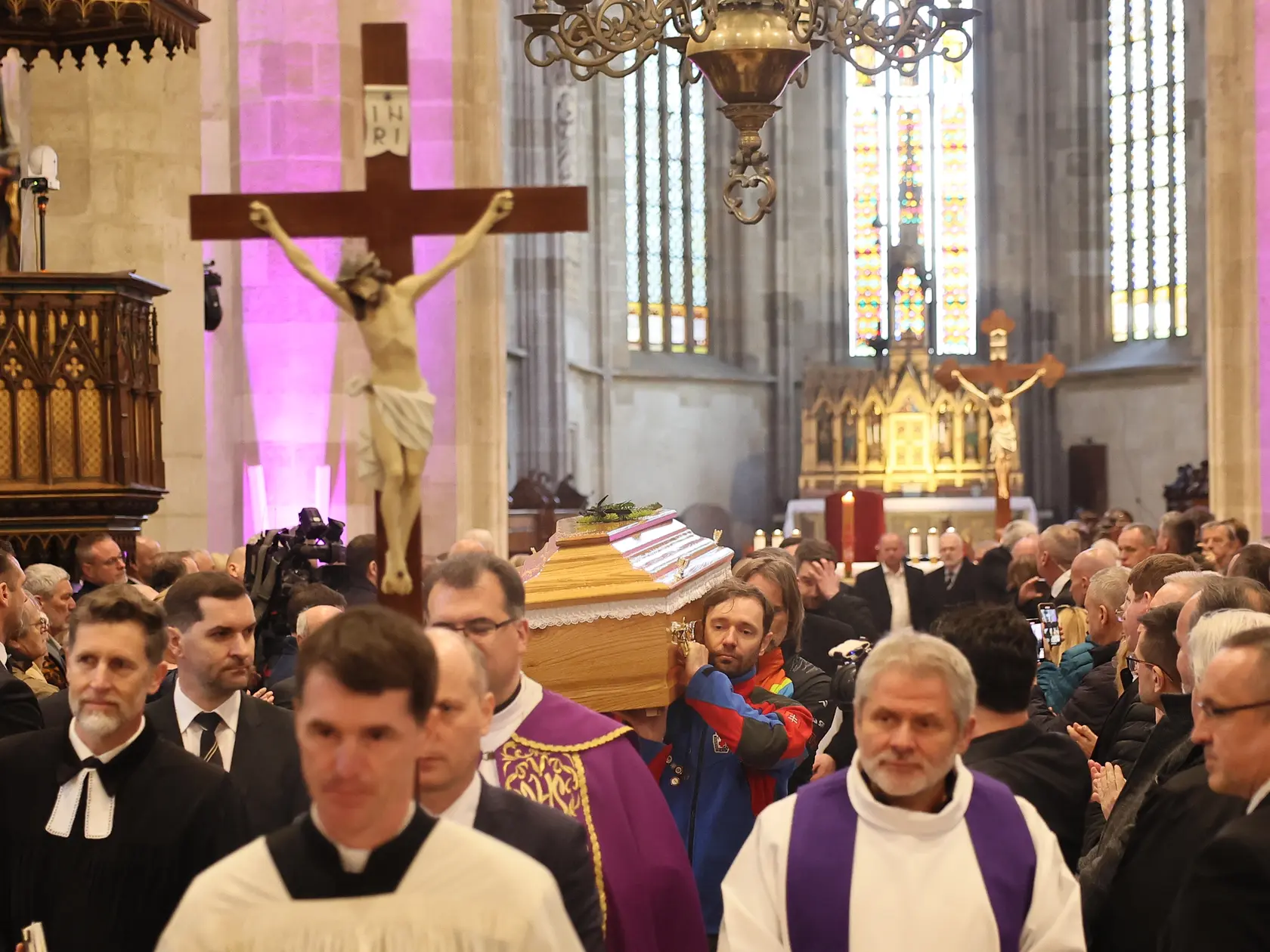 Posledná rozlúčka s hercom Štefanom Kvietikom († 90) v Dóme sv. Martina v Bratislave. Rakvu vynášajú chlapi z horskej služby.