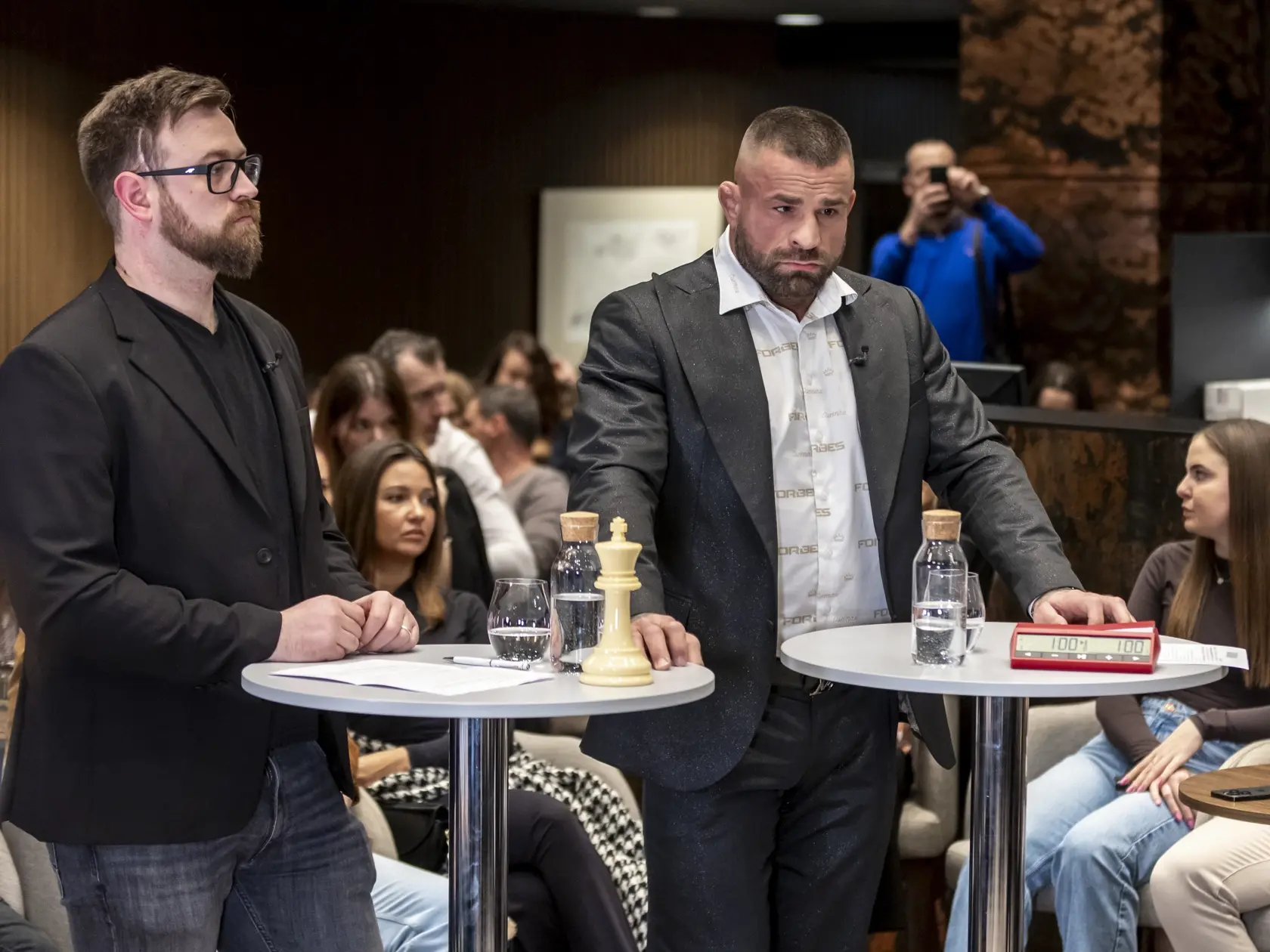 Moderátor TA3 Braňo Král mal tentoraz proti sebe netradičných súperov - bojovníkov Karlosa Vémolu a Attilu Végha.
