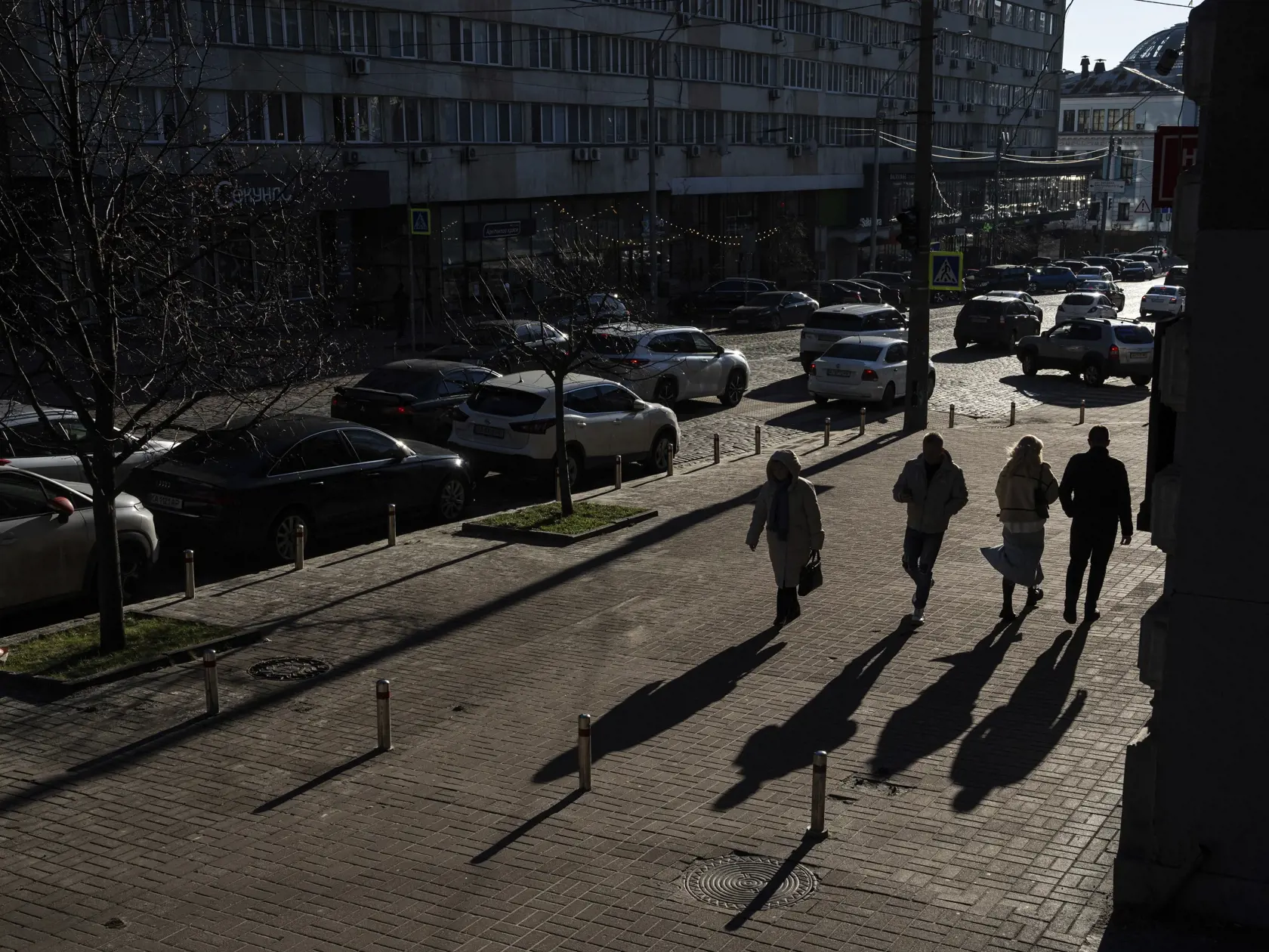 Ľudia kráčajú centrom Kyjeva v stredu 20. decembra 2023.
