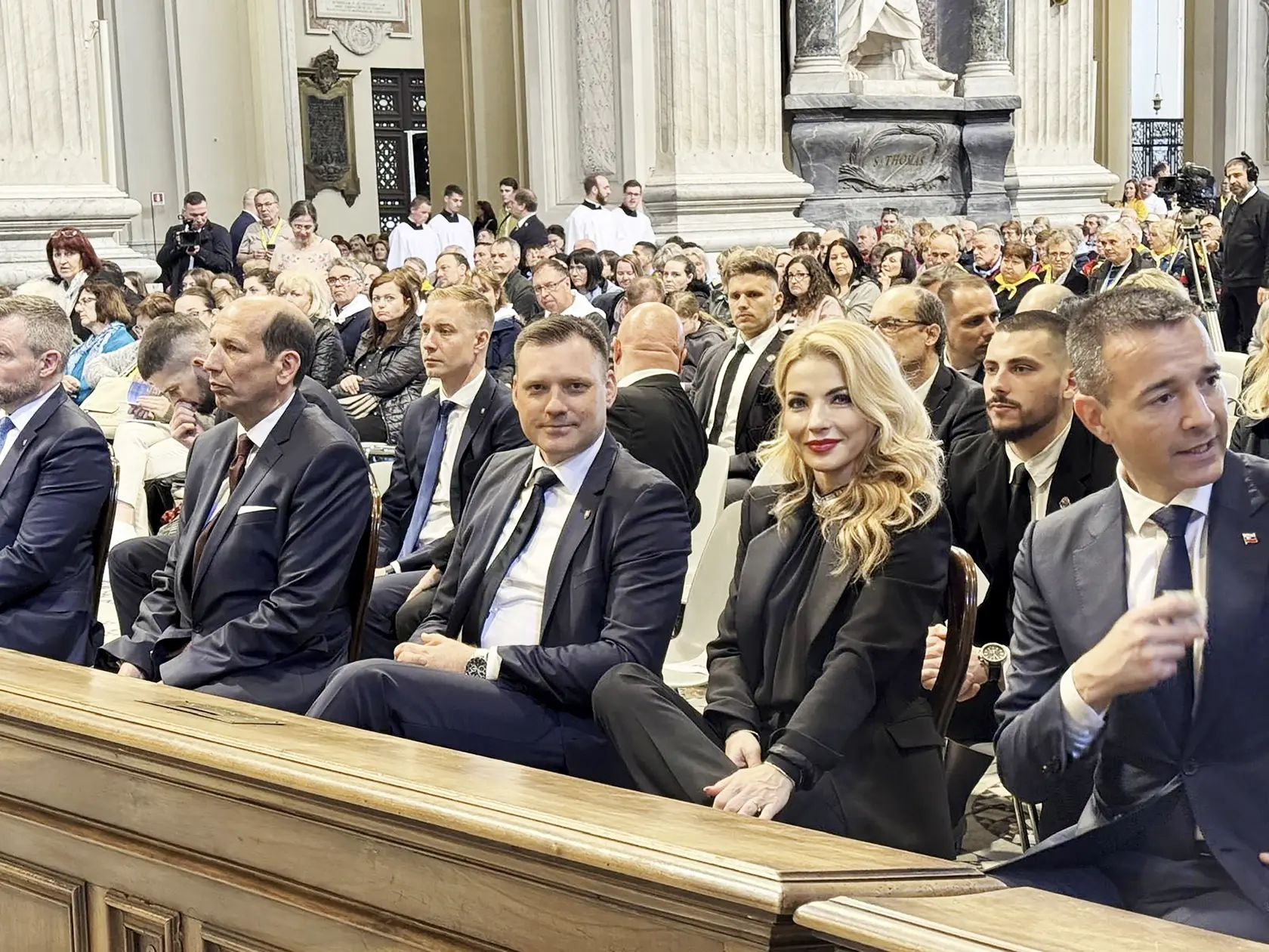 Nedáma. S členkom preloženým cez stehno sedela Martina Šimkovičová v rímskom chráme. Takto však skutočné dámy nesedia.