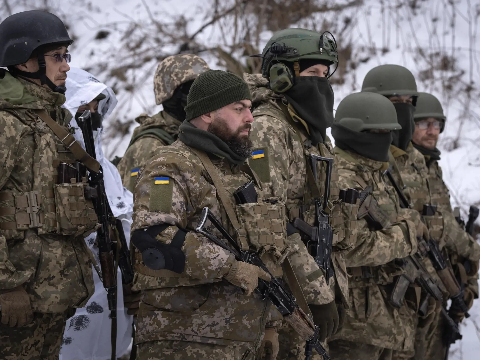 ríslušníci práporu Sibír ukrajinskej armády, ktorý tvoria výlučne občania Ruskej federácie, odpočívajú počas vojenského výcviku neďaleko Kyjeva v stredu 13. decembra 2023.