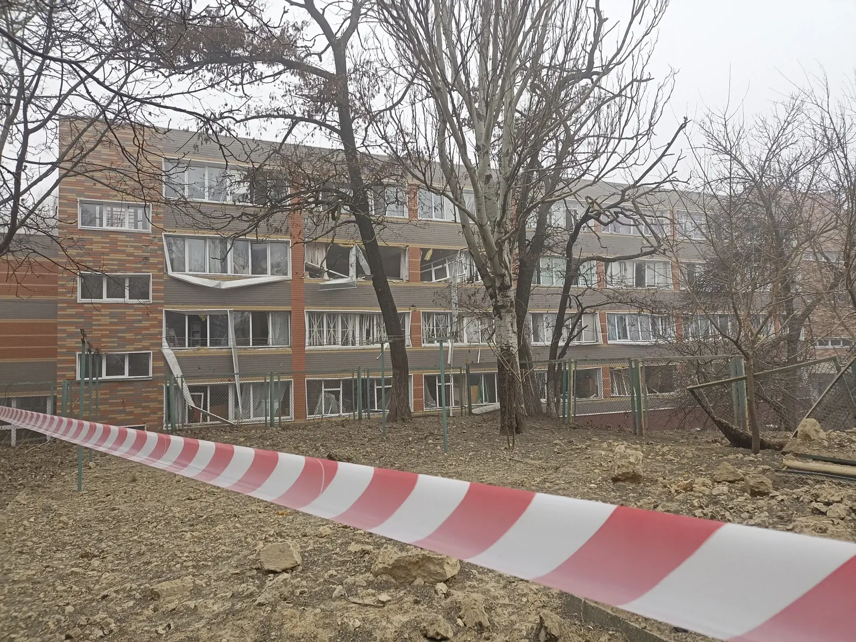Poškodená budova po ruskom útoku v ukrajinskej Odese 29. decembra 2023.