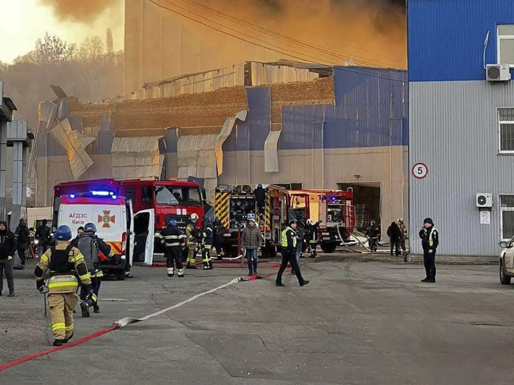 Hasiči zasahujú na mieste poškodenej budovy po ruskom útoku v Kyjeve v piatok 29. decembra 2023.