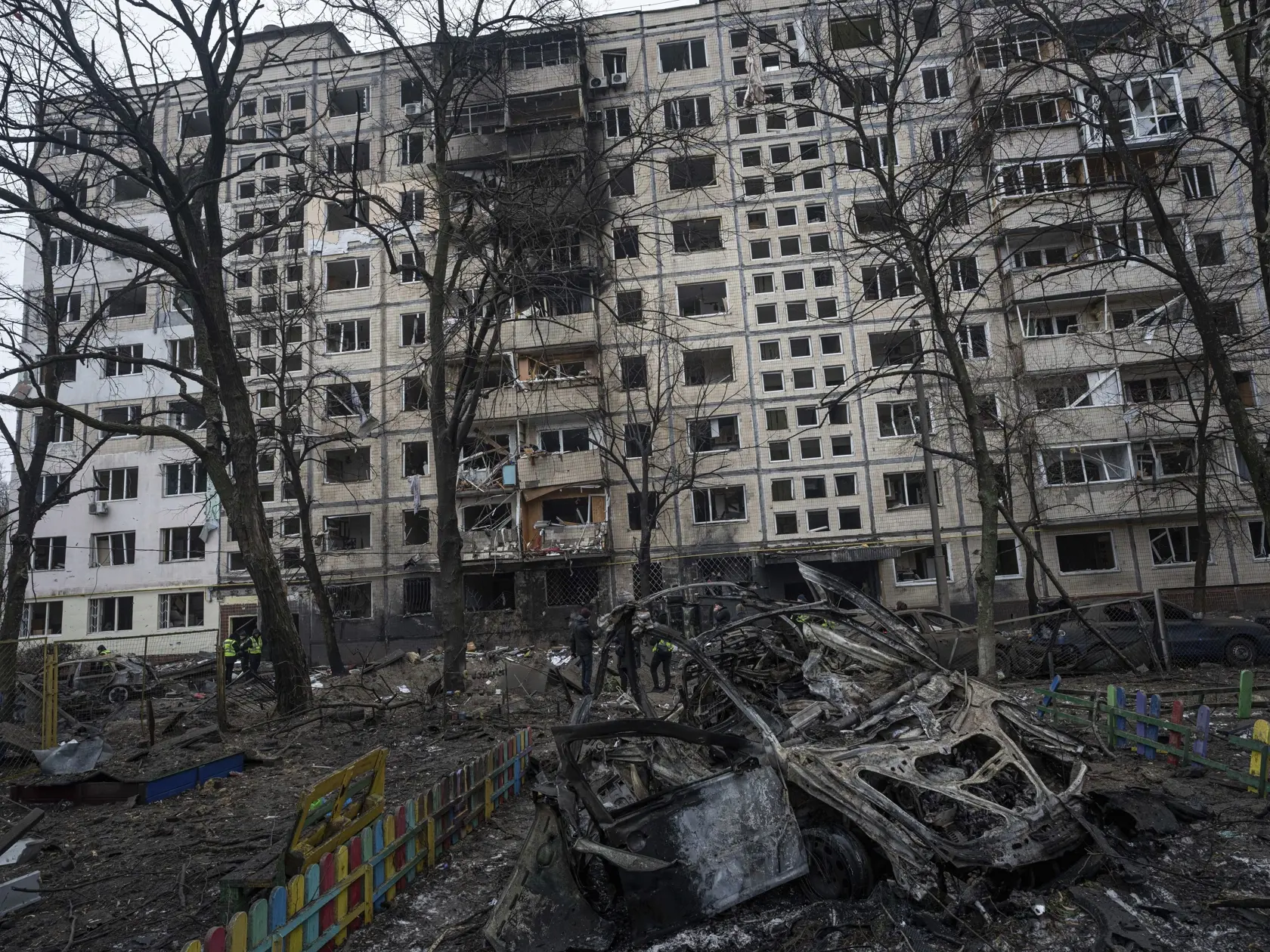 rak auta sa nachádza na detskom ihrisku pred zničeným obytným domom  po ruskom raketovom útoku na obytnú štvrť v Kyjeve v stredu 13. decembra 2023.