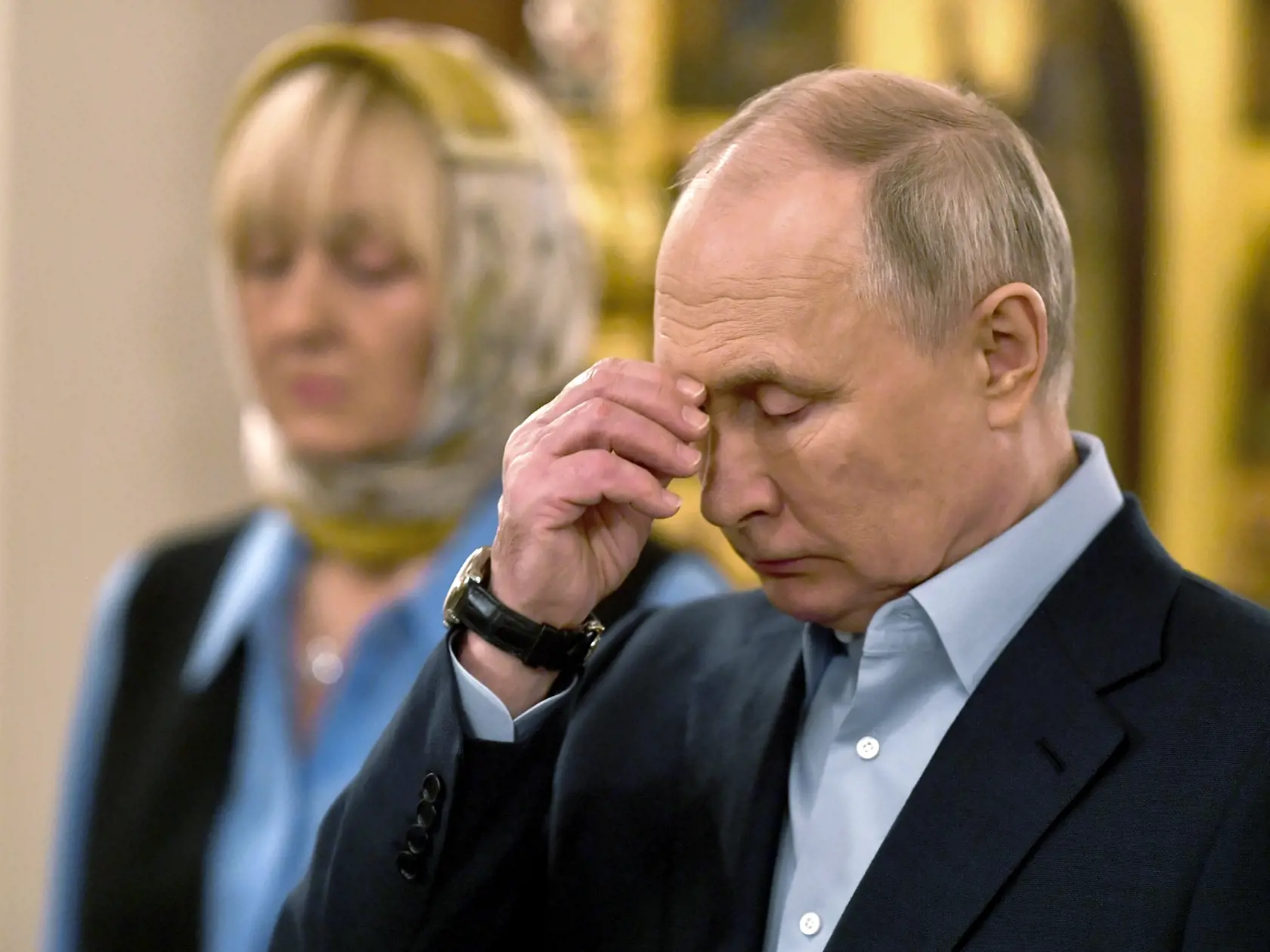 Ruský prezident Vladimir Putin sa prežehnáva počas bohoslužby s členmi rodiny padlých účastníkov vojny na Ukrajine v Katedrálnom chráme Krista Spasiteľa v Novo-Ogariove v metropolitnej oblasti Moskvy 7. januára 2024.