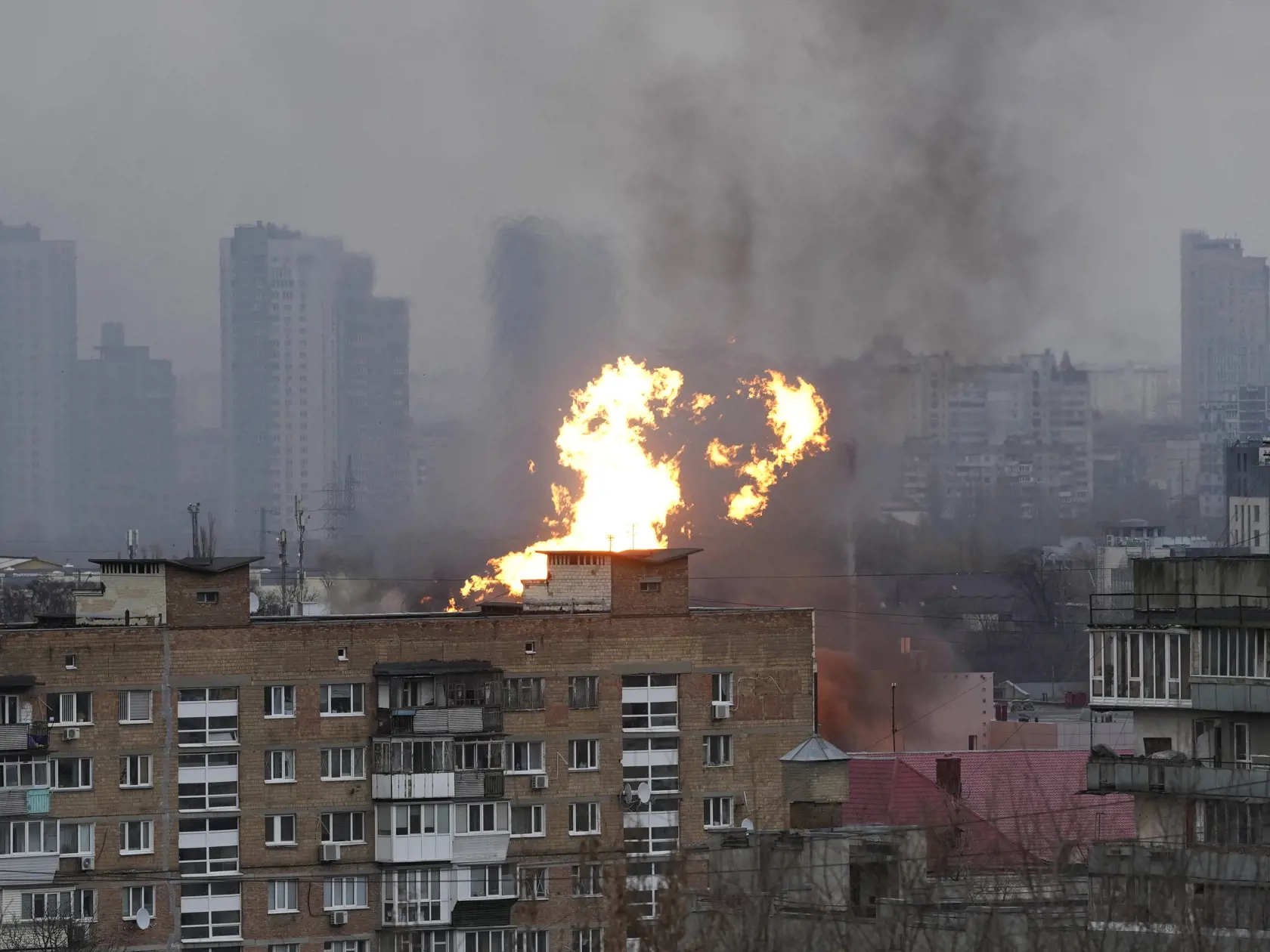 Na snímke požiar po ruskom raketovom útoku na obytnú oblasť v Kyjeve 2. januára 2024.