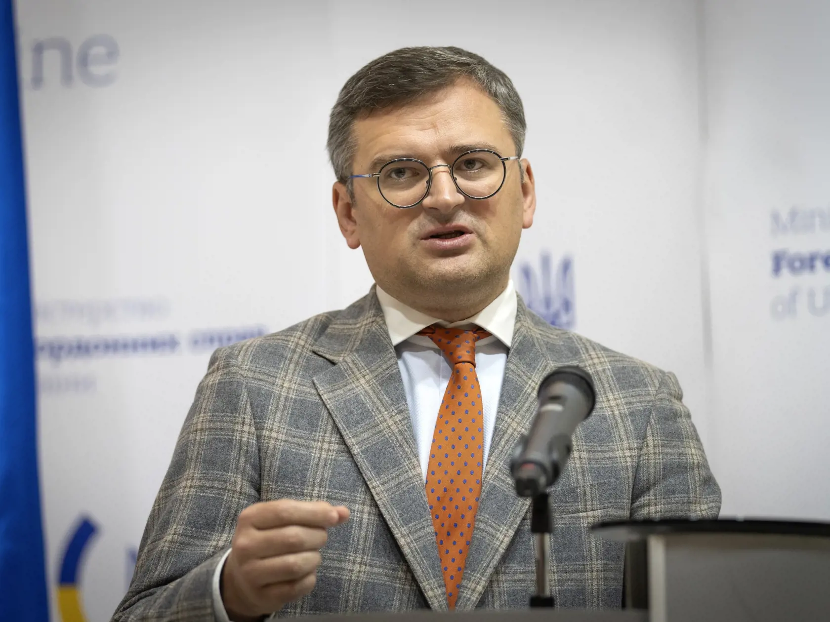 Na archívnej snímke z 11. septembra 2022 ukrajinský minister zahraničných veci Dmytro Kuleba gestikuluje počas tlačovej konferencie v Kyjeve.