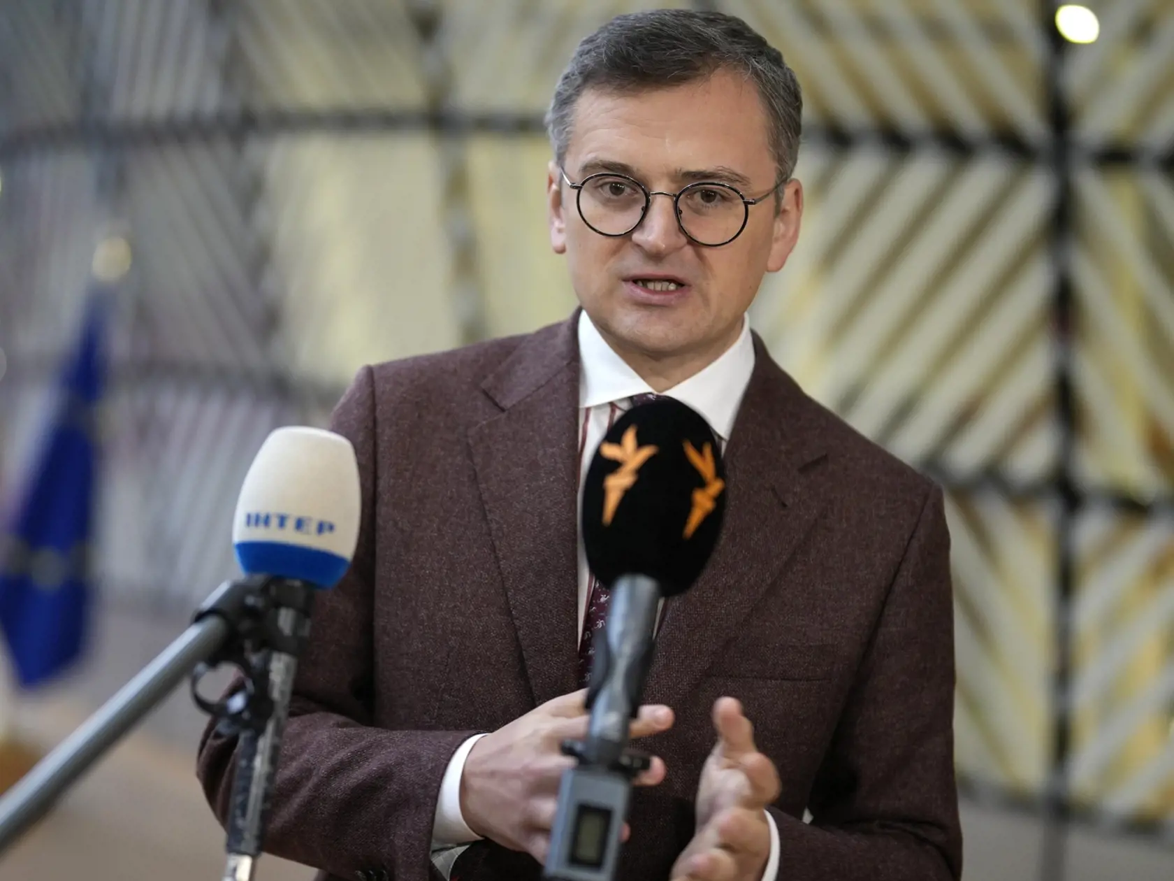 Ukrajinský minister zahraničných vecí Dmytro Kuleba odpovedá na otázky novinárov počas príchodu na rokovanie ministrov zahraničných vecí členských krajín EÚ v Bruseli v pondelok 11. decembra 2023.