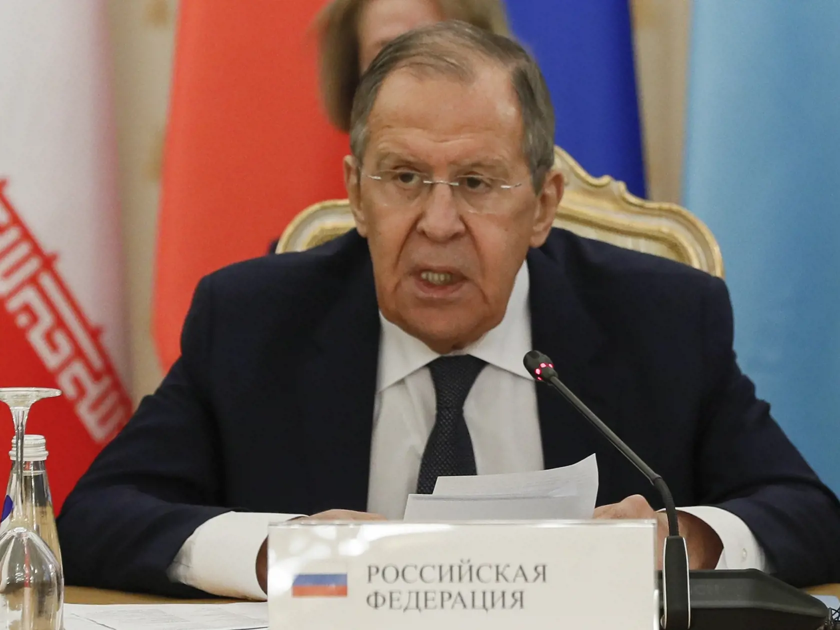 Ruský minister zahraničných vecí  Sergej Lavrov rozpráva počas výročného stretnutia ministrov zahraničných vecí štátov Kaspického mora v Moskve 5. decembra 2023.