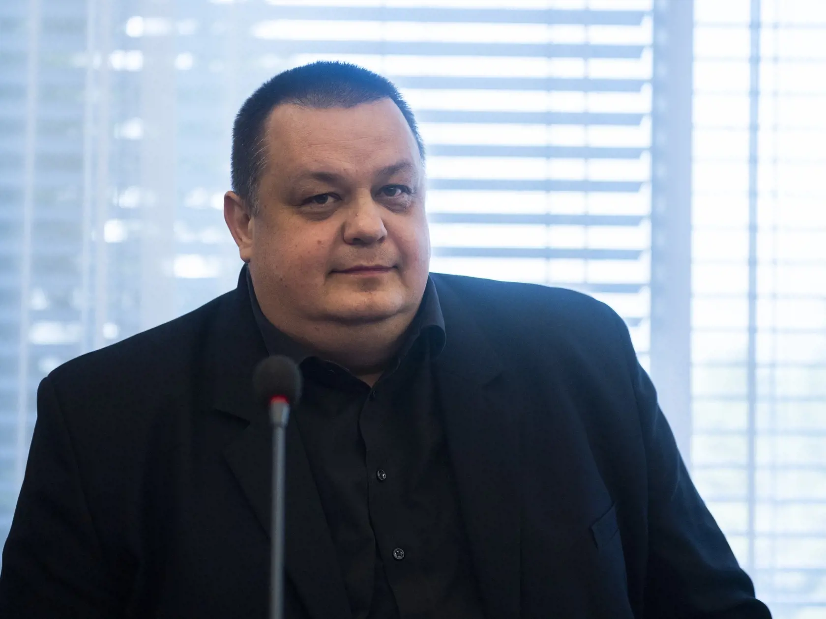 Hlavný hygienik zopakoval, že najefektívnejšiu formu ochrany poskytuje očkovanie proti chrípke. "Okrem toho možno svoju obranyschopnosť ďalej podporovať zvýšeným príjmom vitamínov A, C, E a väčšiny vitamínov zo skupiny B, vitamínu D na podporu obranyschopnosti tela," priblížil s tým, že dbať treba aj na každodenný pobyt na čerstvom vzduchu, dostatok spánku či aktívny životný štýl.