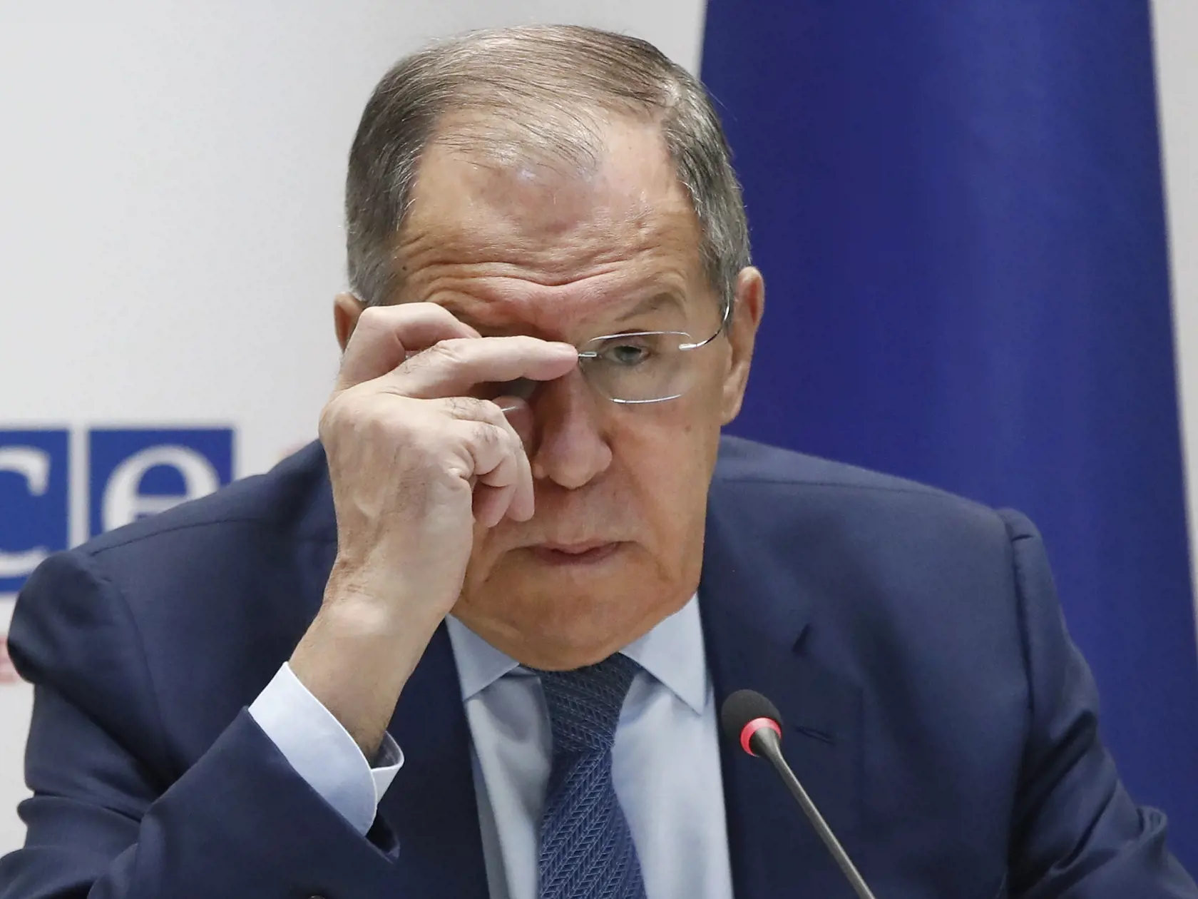 Ruský minister zahraničných vecí Sergej Lavrov počas tlačovej konferencie v rámci 30. ministerskej rady Organizácie pre bezpečnosť a spoluprácu v Európe (OBSE) v Skopje 1. decembra 2023.