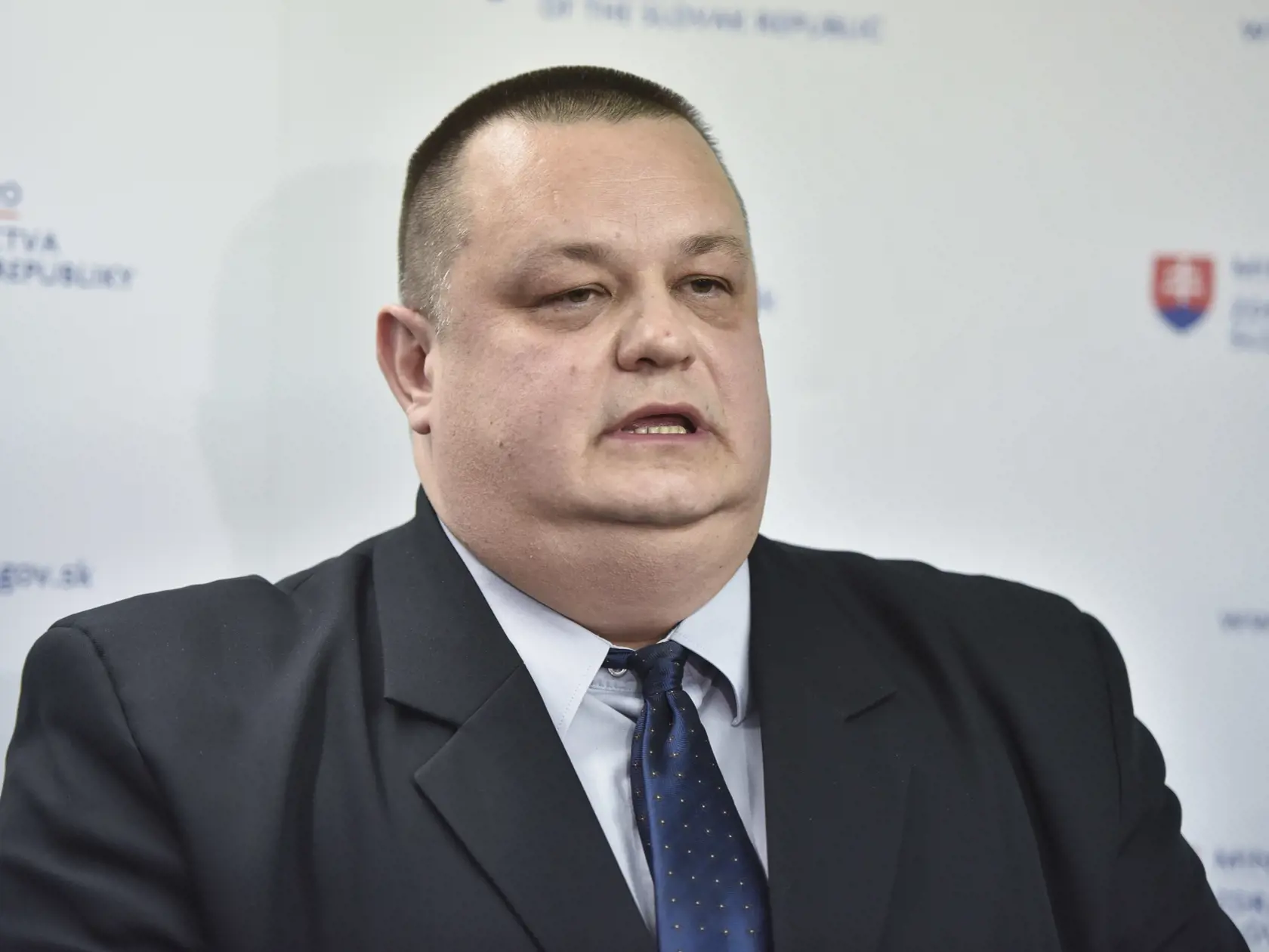Hlavný hygienik Ján Mikas počas brífingu.