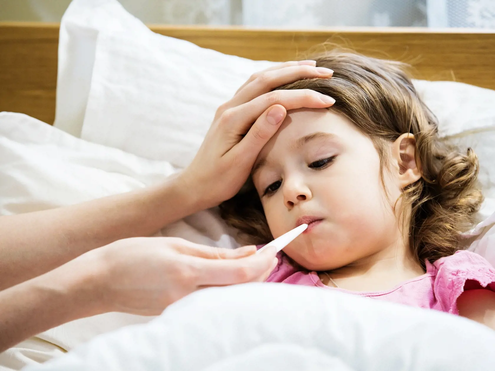 Súčasná chrípková sezóna prerástla do chrípkovej epidémie ešte pred vianočnými prázdninami. Upozornil na to hlavný hygienik Ján Mikas.