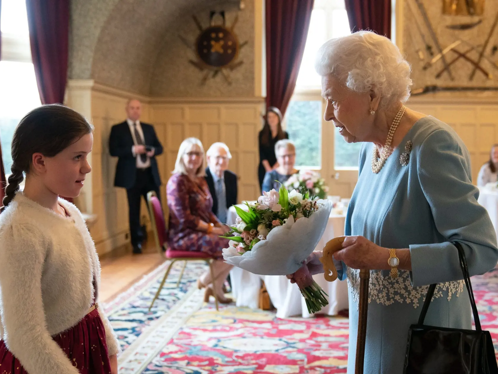 Alžbeta II. odštartovala oslavy 70. výročia jej nástupu na trón. Vo  svojom vidieckom sídle Sandringham na východe Anglicka privítala členov miestnej komunity a takisto rozkrájala tortu s oficiálnym emblémom tohto významného jubilea, ktorú na jej počesť pripravili tamojší obyvatelia.