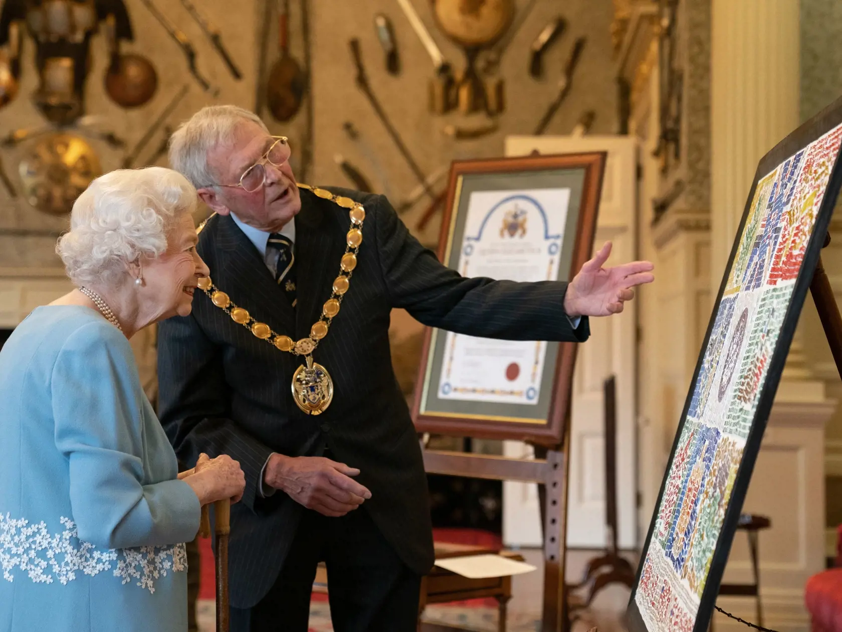 Alžbeta II. odštartovala oslavy 70. výročia jej nástupu na trón. Vo  svojom vidieckom sídle Sandringham na východe Anglicka privítala členov miestnej komunity a takisto rozkrájala tortu s oficiálnym emblémom tohto významného jubilea, ktorú na jej počesť pripravili tamojší obyvatelia.