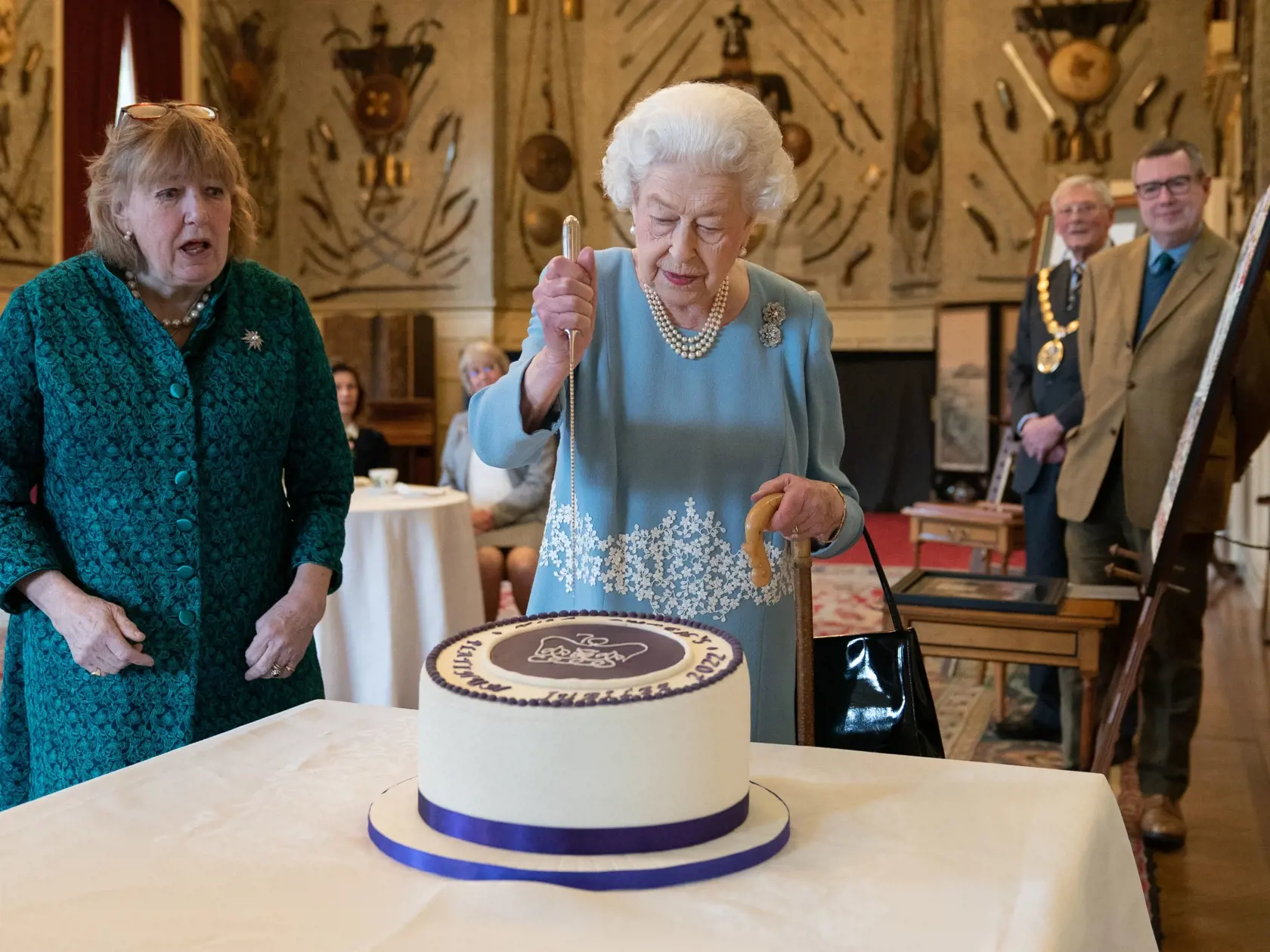 Alžbeta II. odštartovala oslavy 70. výročia jej nástupu na trón. Vo  svojom vidieckom sídle Sandringham na východe Anglicka privítala členov miestnej komunity a takisto rozkrájala tortu s oficiálnym emblémom tohto významného jubilea, ktorú na jej počesť pripravili tamojší obyvatelia.