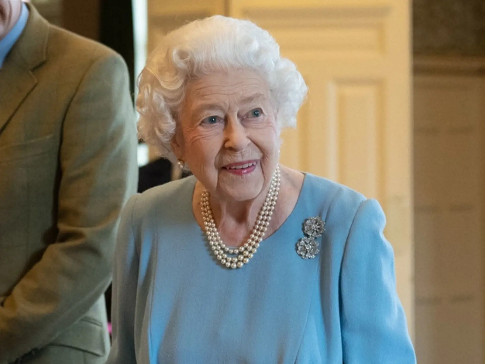 Alžbeta II. odštartovala oslavy 70. výročia jej nástupu na trón. Vo  svojom vidieckom sídle Sandringham na východe Anglicka privítala členov miestnej komunity a takisto rozkrájala tortu s oficiálnym emblémom tohto významného jubilea, ktorú na jej počesť pripravili tamojší obyvatelia.