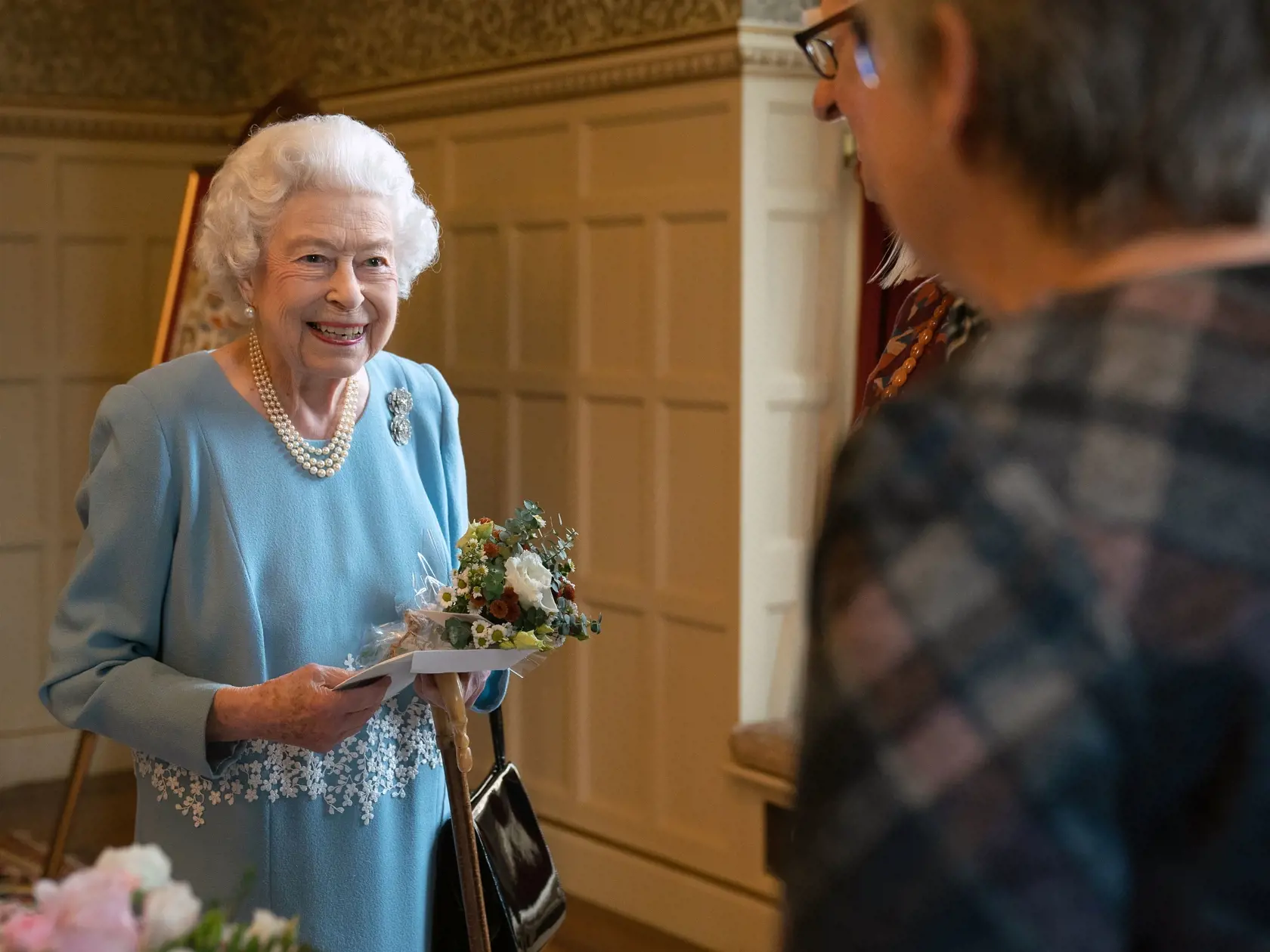 Alžbeta II. odštartovala oslavy 70. výročia jej nástupu na trón. Vo  svojom vidieckom sídle Sandringham na východe Anglicka privítala členov miestnej komunity a takisto rozkrájala tortu s oficiálnym emblémom tohto významného jubilea, ktorú na jej počesť pripravili tamojší obyvatelia.