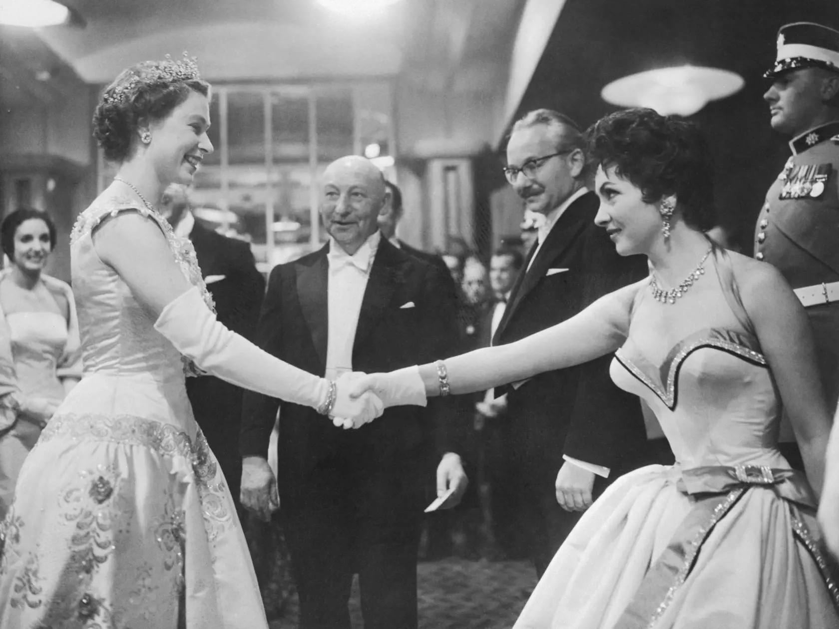 Gina Lollobrigida a kráľovná Alžbeta v roku 1955.