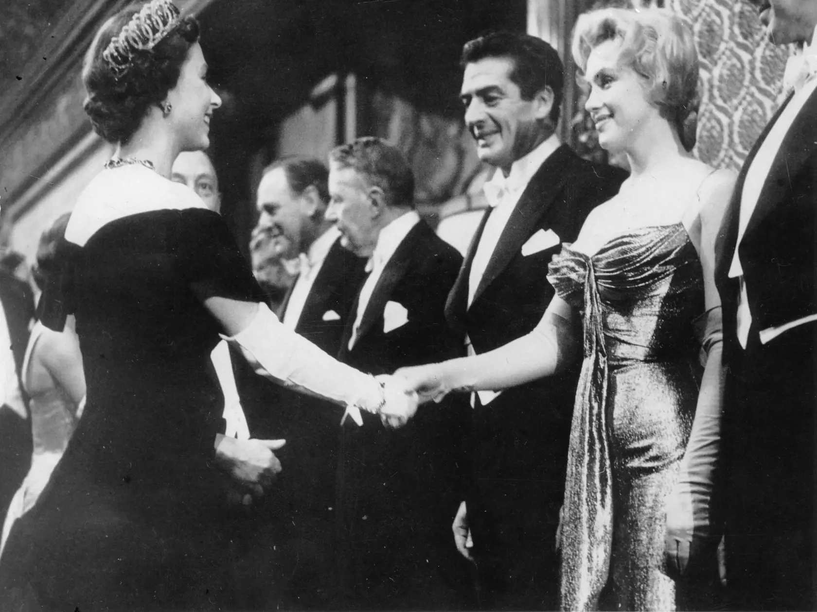 Marilyn Monroe a kráľovná Alžbeta II. v roku 1956.