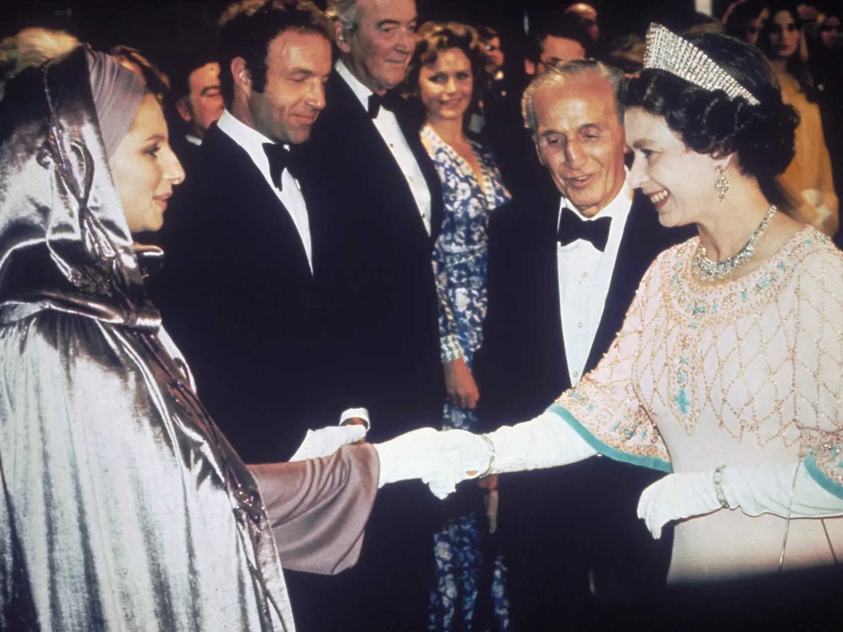 Kráľovná Alžbeta II. a Barbra Streisand v roku 1975.