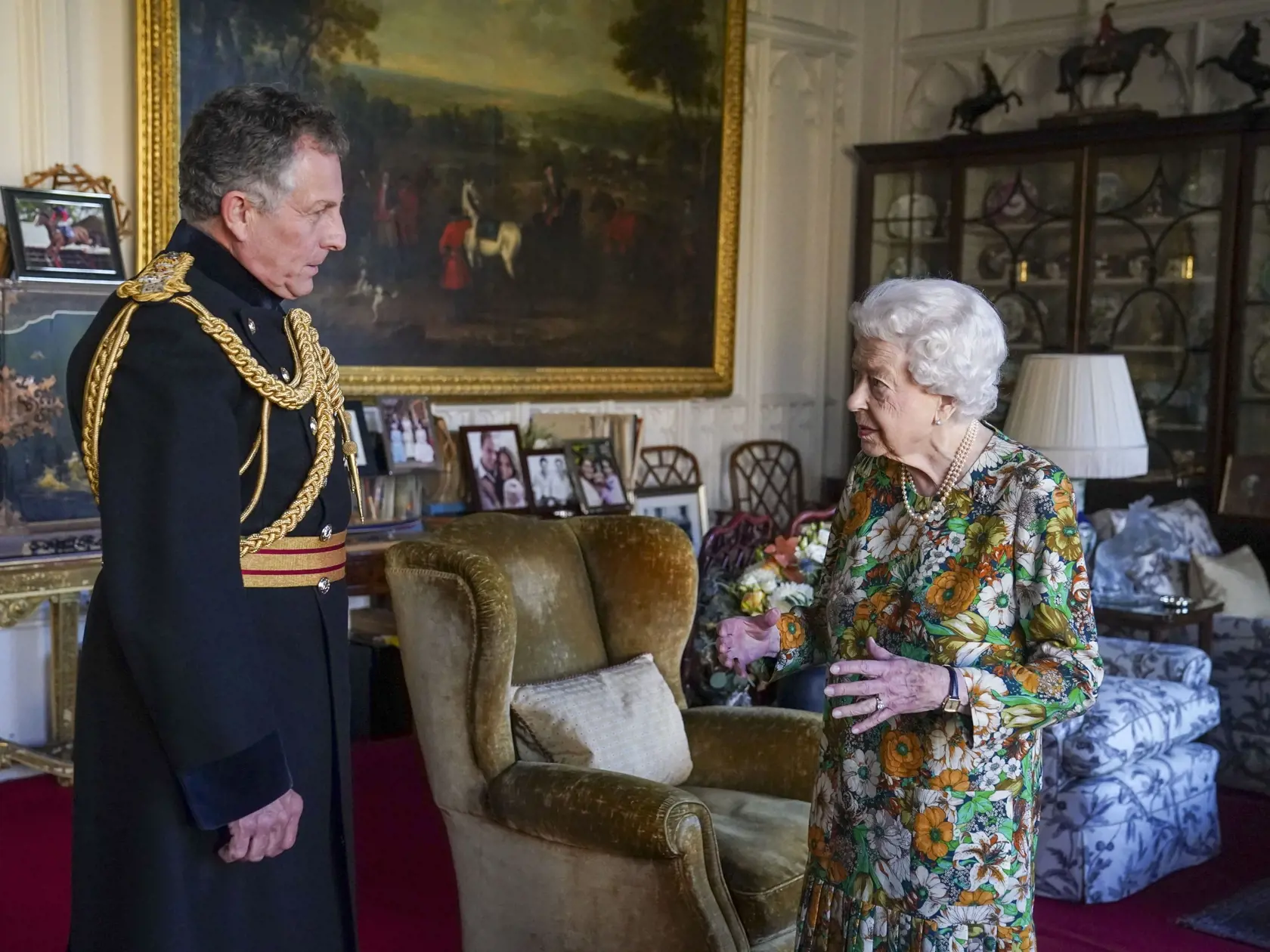 Kráľovná Alžbeta po týždni oddychu prijala na hrade Windsor Sira Nicka Cartera. Fanúšikovia britskej rodiny si však všimli detail, ktorý ich vystrašil.