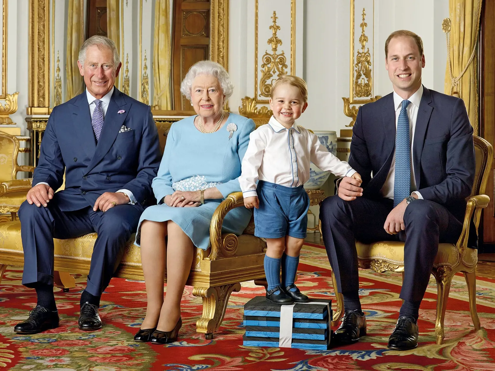 NÁSLEDNÍCI
Po kráľovnej majú nastúpiť na trón jej mužskí potomkovia podľa veku: Charles, William a George.