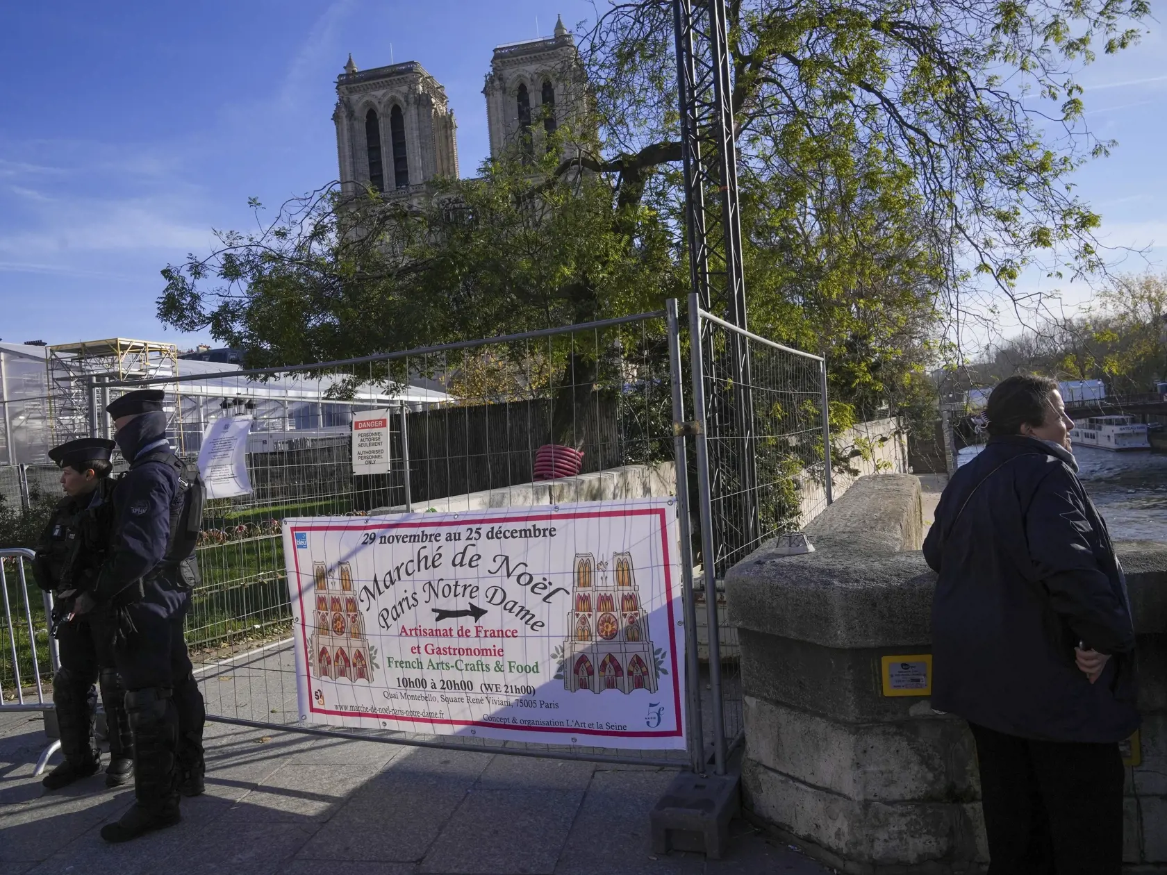 WA 51 Paríž - Policajti hliadkujú pred  zrekonštruovanou parížskou katedrálou Notre- Dame, ktorú navštívil francúzsky prezident Emmauel Macron v piatok 29. novembra 2024. Katedrálu pred piatimi rokmi významne poškodil požiar. Pamiatka zapísaná v svetovom dedičstve UNESCO bude slávnostne znovuotvorená v sobotu 7. decembra. FOTO TASR/AP

Police officers stand outside the renovated Notre Dame Cathedral during French President Emmanuel Macron's visit Friday, Nov. 29, 2024 in Paris. (AP Photo/Michel Euler)