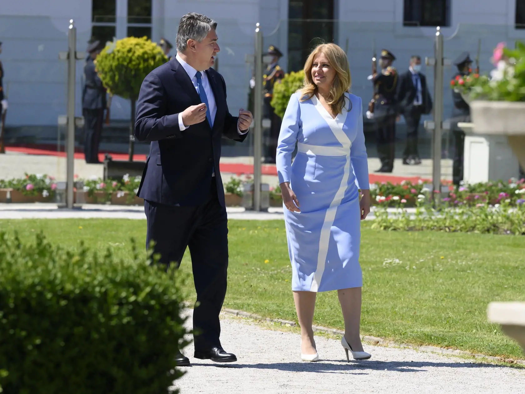 Na snímke sprava prezidentka SR Zuzana Čaputová a chorvátsky prezident Zoran Milanovič počas prijatia v Prezidentskej záhrade v Bratislave v utorok 15. júna 2021. FOTO TASR - Pavel Neubauer
