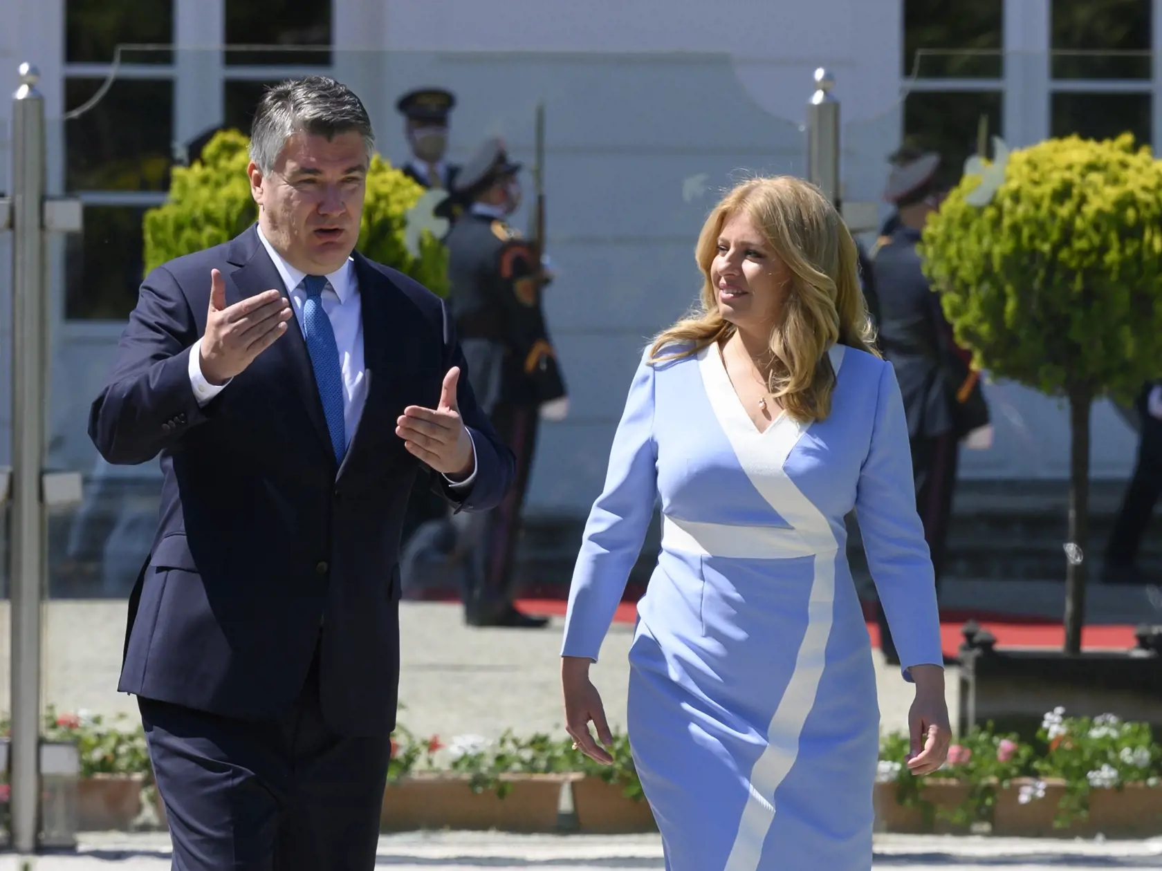 Na snímke sprava prezidentka SR Zuzana Čaputová a chorvátsky prezident Zoran Milanovič počas prijatia v Prezidentskej záhrade v Bratislave v utorok 15. júna 2021. FOTO TASR - Pavel Neubauer
