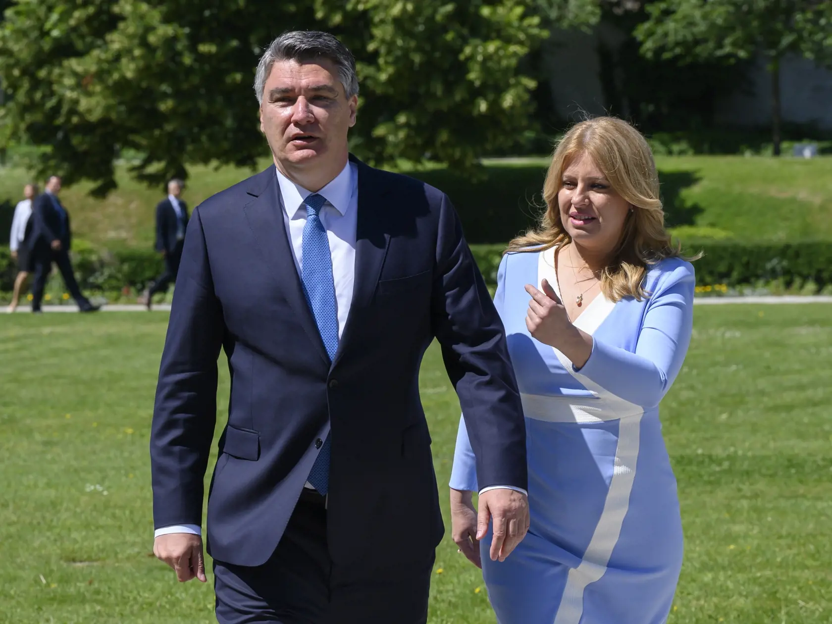 Na snímke sprava prezidentka SR Zuzana Čaputová a chorvátsky prezident Zoran Milanovič počas prijatia v Prezidentskej záhrade v Bratislave v utorok 15. júna 2021. FOTO TASR - Pavel Neubauer
