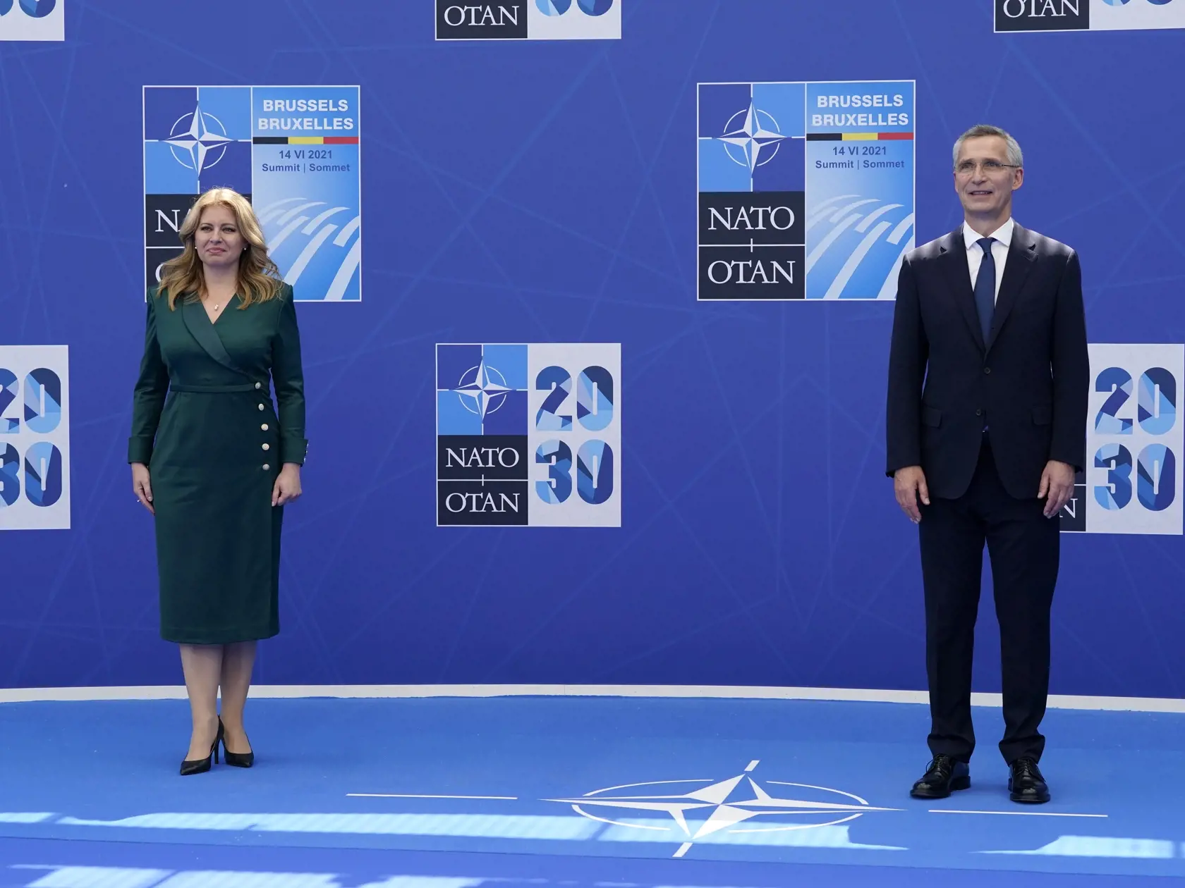 KK40 Brusel - Generálny tajomník NATO Jens Stoltenberg (vpravo) víta slovenskú prezidentku Zuzanu Čaputovú na summite NATO v Bruseli v pondelok 14. júna 2021. FOTO TASR/AP
Slovakia's President Zuzana Caputova poses for photos with with NATO Secretary General Jens Stoltenberg at the NATO summit at NATO headquarters in Brussels, Monday, June 14, 2021. (AP Photo/Patrick Semansky, Pool)