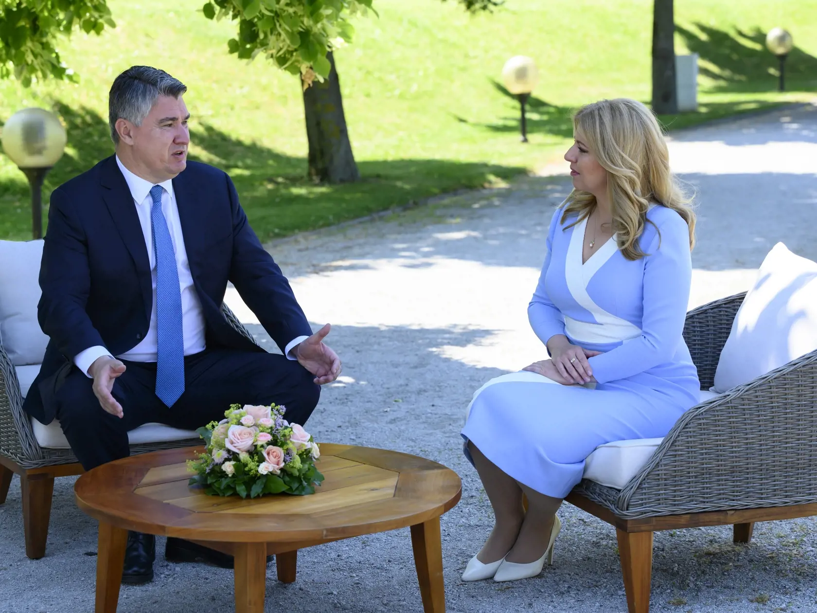 Na snímke sprava prezidentka SR Zuzana Čaputová a chorvátsky prezident Zoran Milanovič počas prijatia v Prezidentskej záhrade v Bratislave v utorok 15. júna 2021. FOTO TASR - Pavel Neubauer
