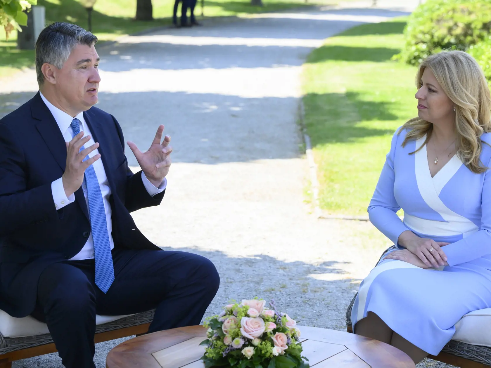 Na snímke sprava prezidentka SR Zuzana Čaputová a chorvátsky prezident Zoran Milanovič počas prijatia v Prezidentskej záhrade v Bratislave v utorok 15. júna 2021. FOTO TASR - Pavel Neubauer
