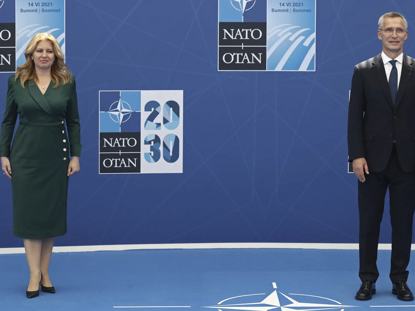 KK30 Brusel - Generálny tajomník NATO Jens Stoltenberg (vpravo) víta slovenskú prezidentku Zuzanu Čaputovú na summite NATO v Bruseli v pondelok 14. júna 2021. FOTO TASR/AP
Slovakia's President Zuzana Caputova, left, is greeted by NATO Secretary General Jens Stoltenberg as she arrives for a NATO summit at NATO headquarters in Brussels, Monday, June 14, 2021. U.S. President Joe Biden is taking part in his first NATO summit, where the 30-nation alliance hopes to reaffirm its unity and discuss incre