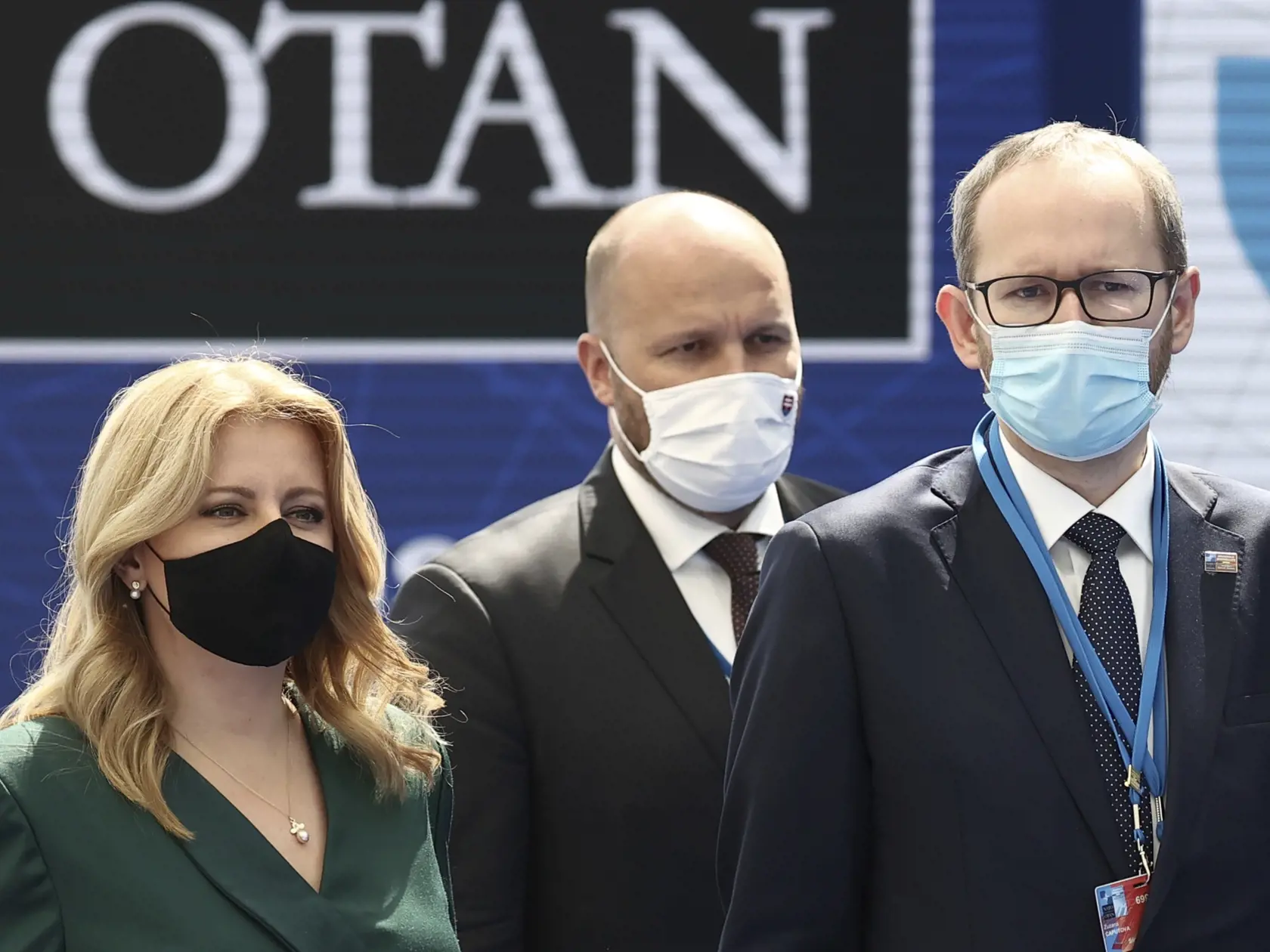 WA 26 Brusel - Slovenská prezidentka Zuzana Čaputová (vľavo) prichádza na summit NATO v Bruseli v pondelok 14. júna 2021.  Prezidentka SR prišla na summit v sprievode ministra zahraničných vecí Ivana Korčoka (nie je na snímke), ministra obrany Jaroslava Naďa (druhý sprava) a veľvyslanca SR pri NATO Petra Bátora (vpravo). FOTO TASR/AP

Slovakia's President Zuzana Caputova, left, arrives for a NATO summit at NATO headquarters in Brussels, Monday, June 14, 2021. U.S. President Joe Biden is taking p