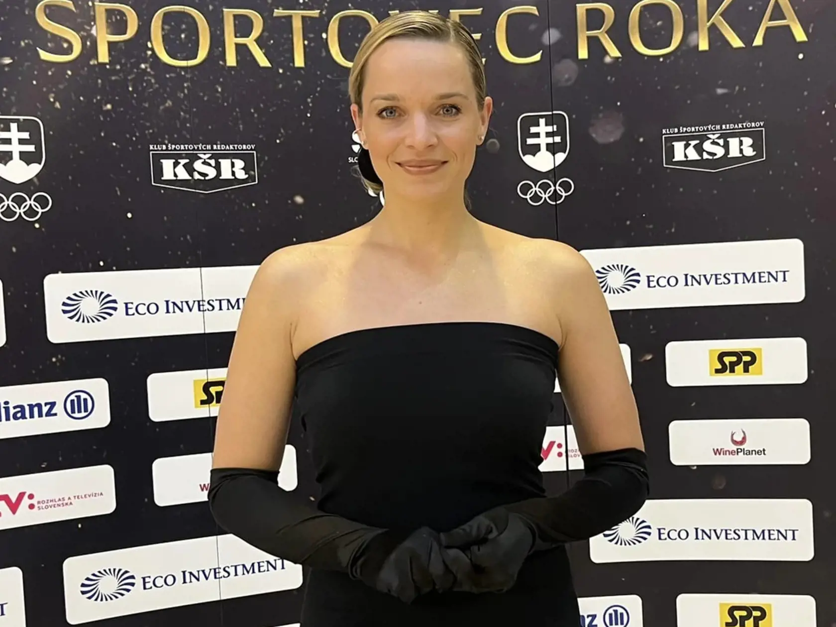 Zaujímalo nás, aká bola reakcia okolia na sexi šaty Romany Tabák a aké odozvy dostala. „Tieto šaty viete nosiť na viacero spôsobov. Cítila som sa v nich veľmi dobre. Ľuďom sa páčili, chválili mi ich aj v parlamente,“ prezradila nám Tabák. „Inšpirovala som sa opäť Carolyn Bessette Kennedy,“ zdôraznila poslankyňa.