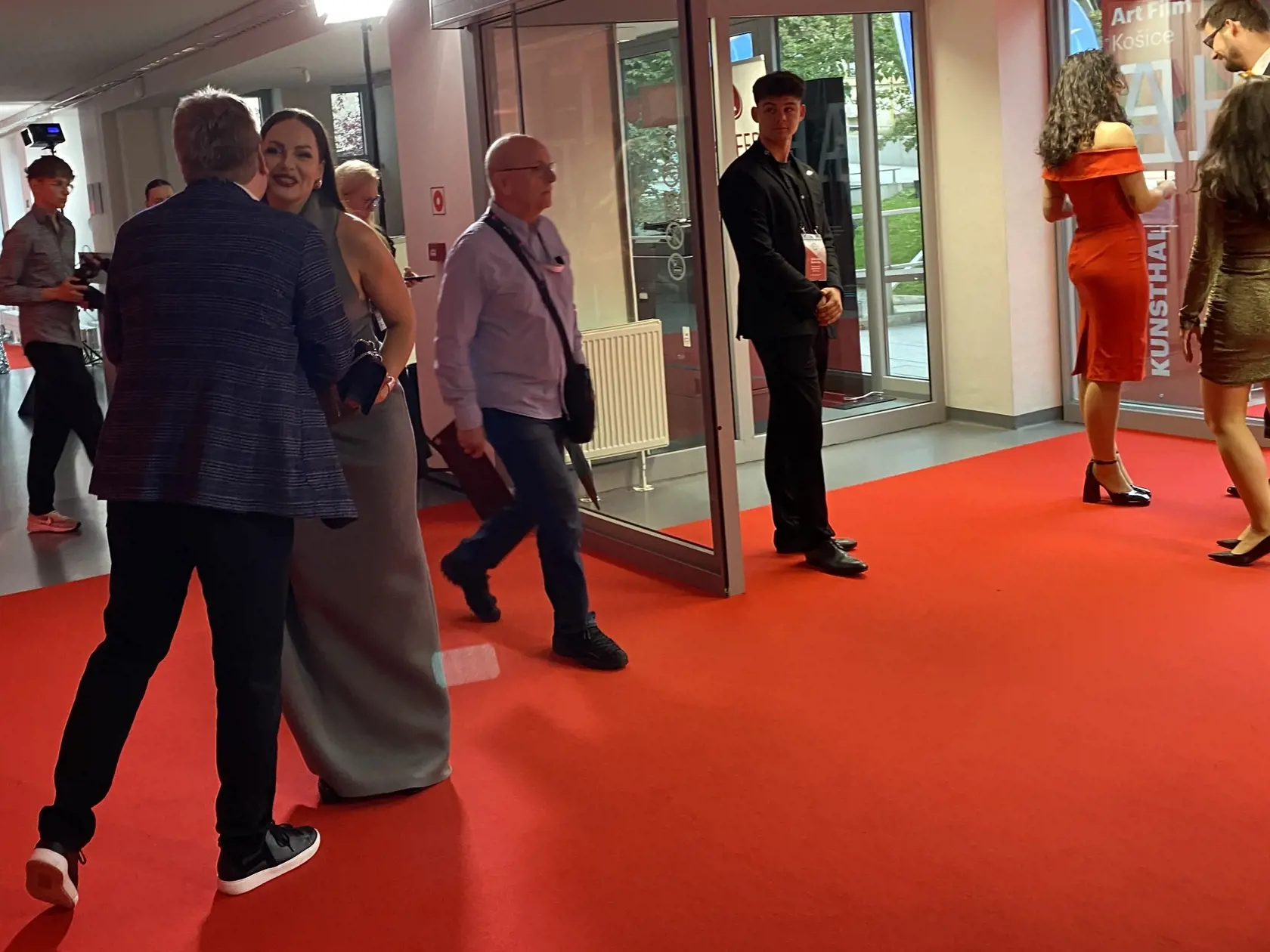 Príchod hostí na záverečný ceremoniál 30. ročníka medzinárodného festivalu Art Film Košice, na ktorom odovzdali ceny držiteľom honorárnych ocenení - Sergejovi Loznicovi, Antónii Liškovej a Marošovi Kramárovi a vyhlásili víťazov jednotlivých súťaží.