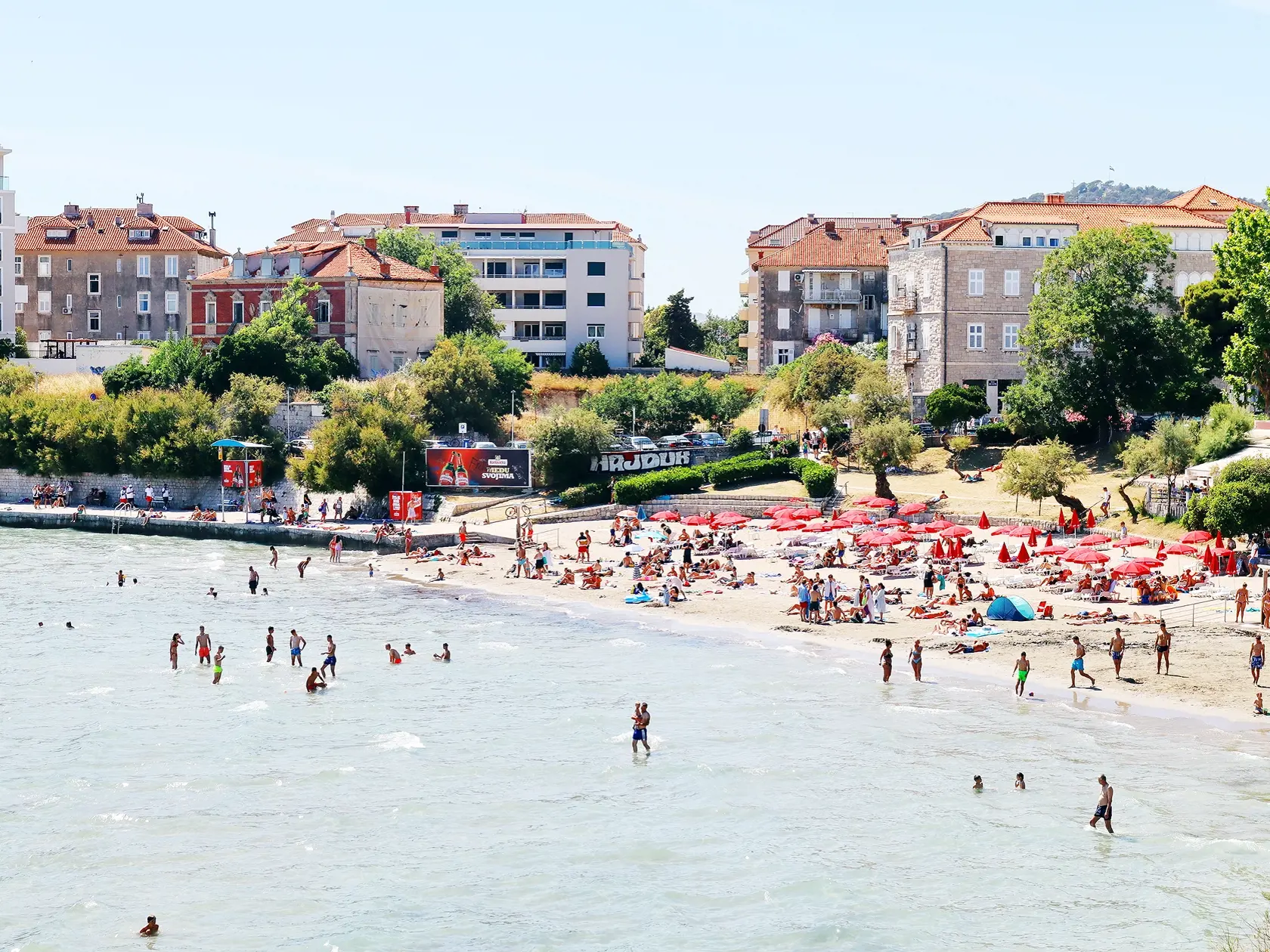 Splitská pláž Bačvice je obľúbená najmä medzi mladými, lebo je hneď v meste a ponúka veľa možností na zábavu cez deň aj v noci.